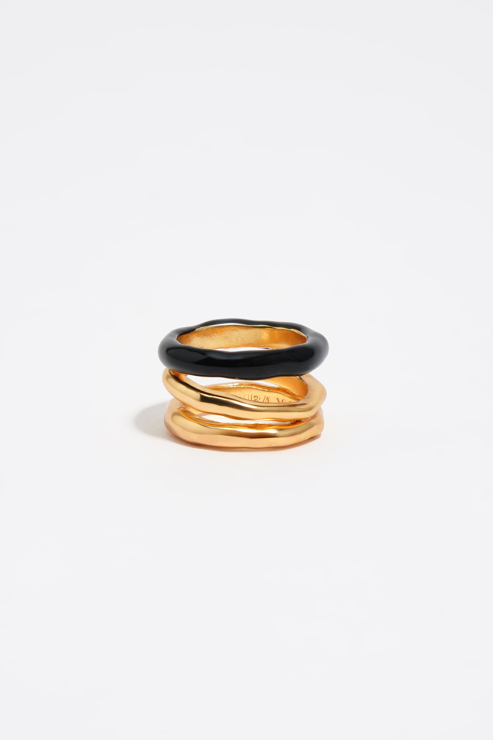 Anillo de banda dorada con esmalte negro