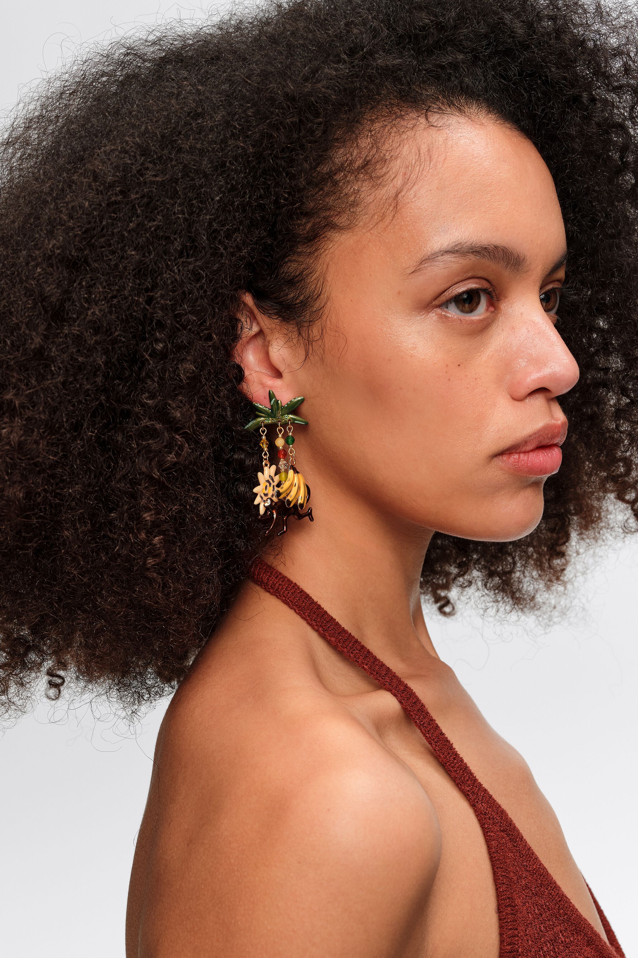 Aretes de monos dorados y plátanos