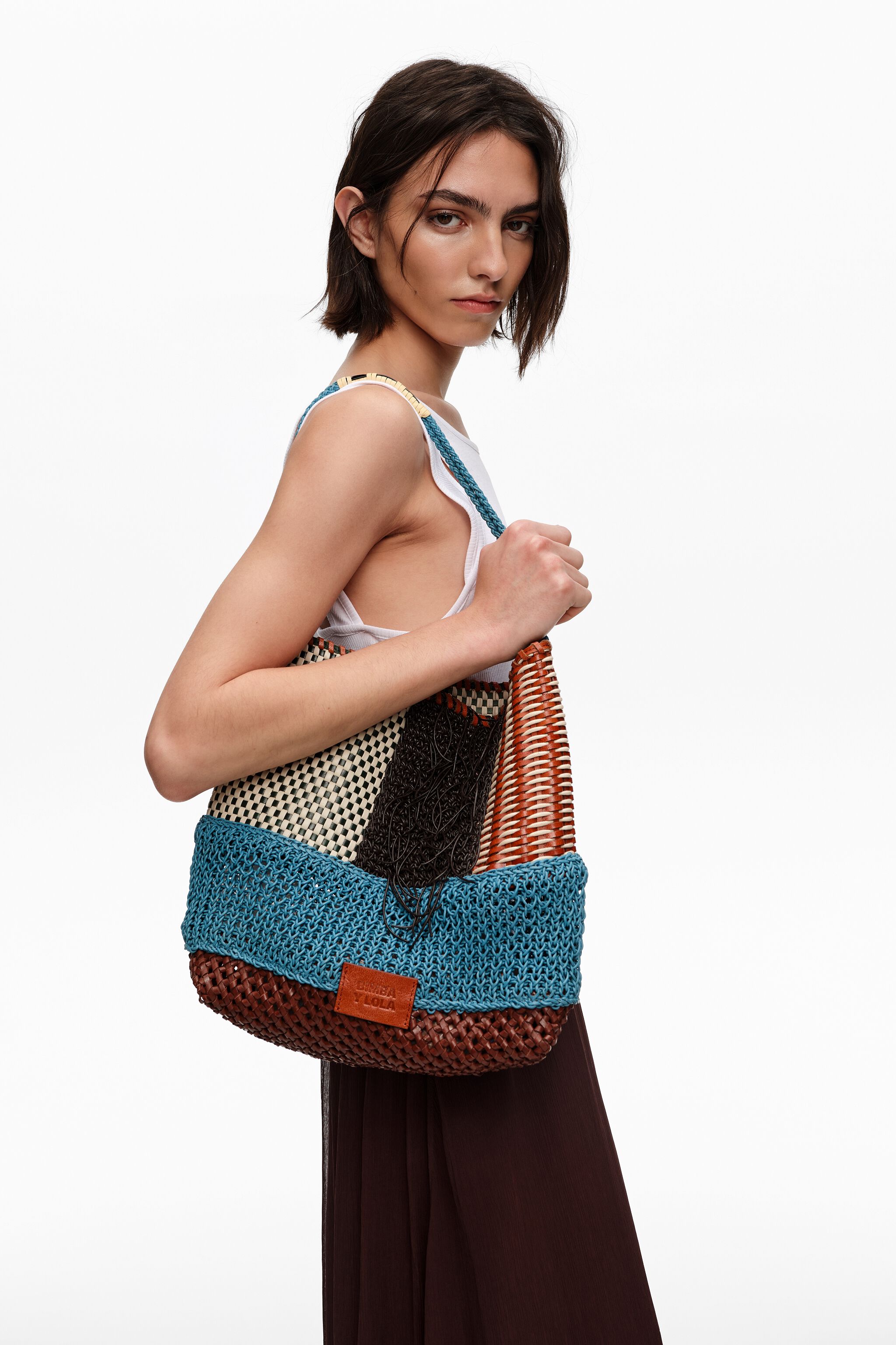 Bolso de hombro de cuero trenzado multicolor mediano
