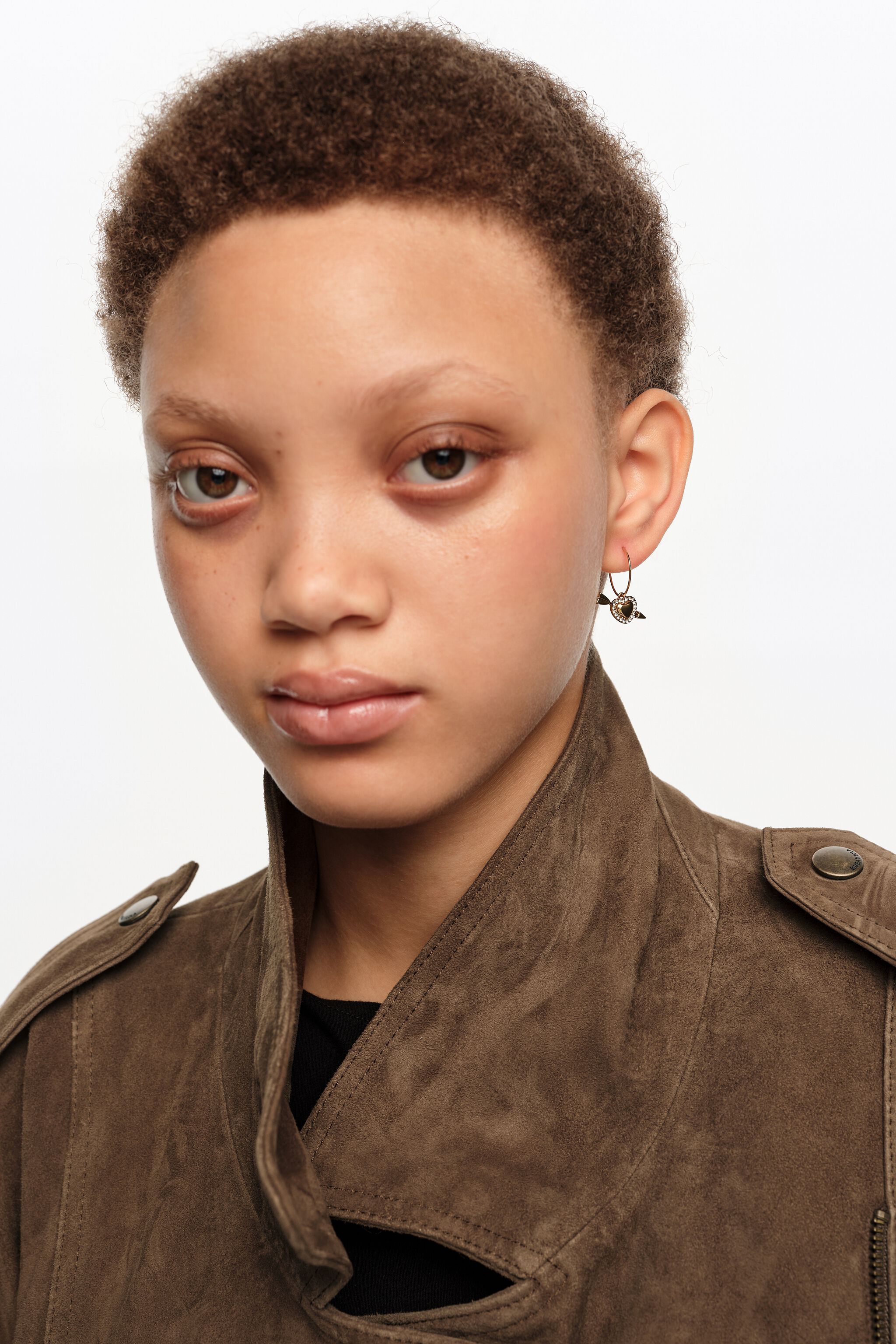 Aretes de aro con corazón y flecha dorado