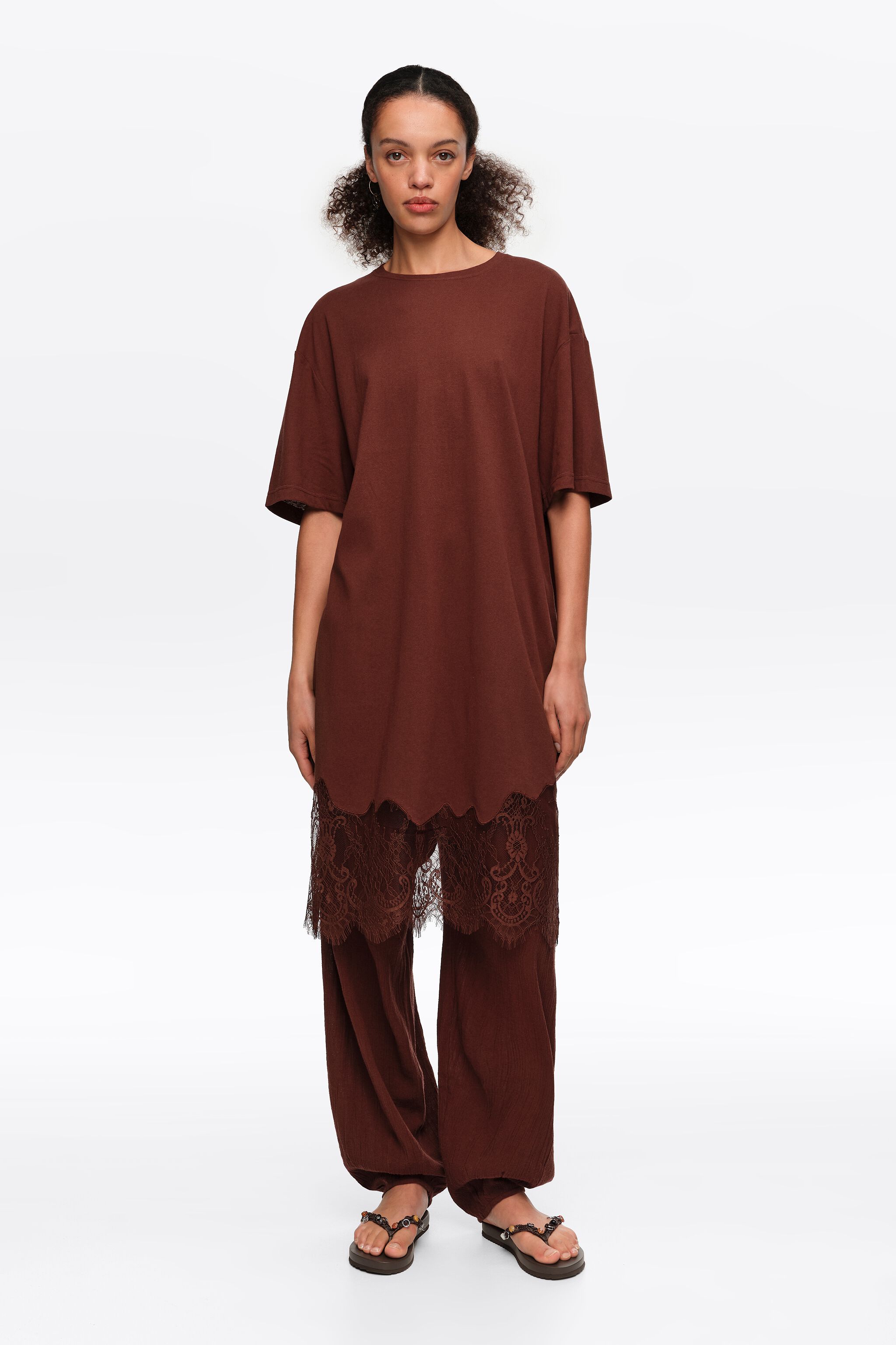 Vestido de camiseta de encaje marrón corto