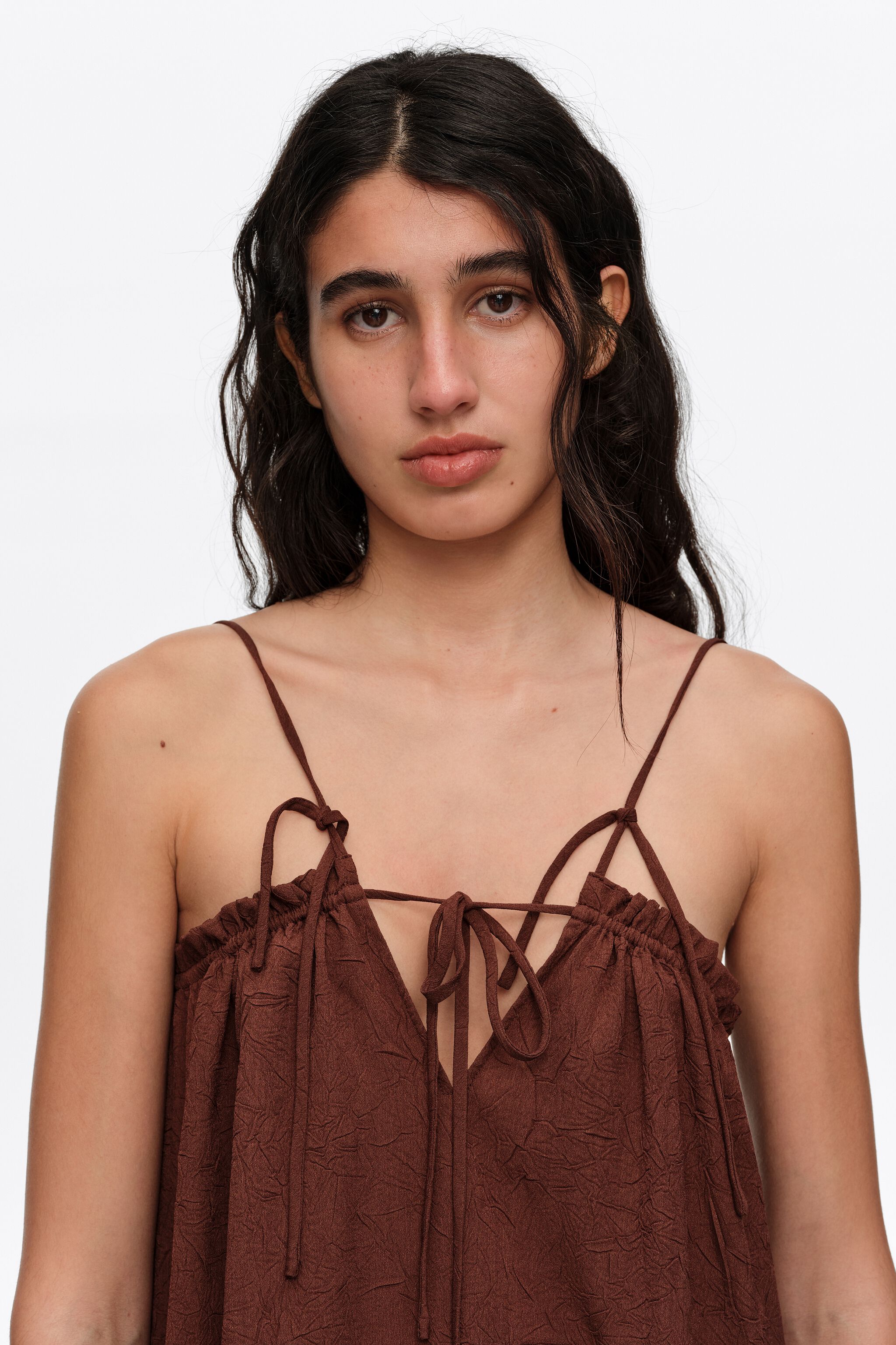 Vestido midi marrón con correas ajustables