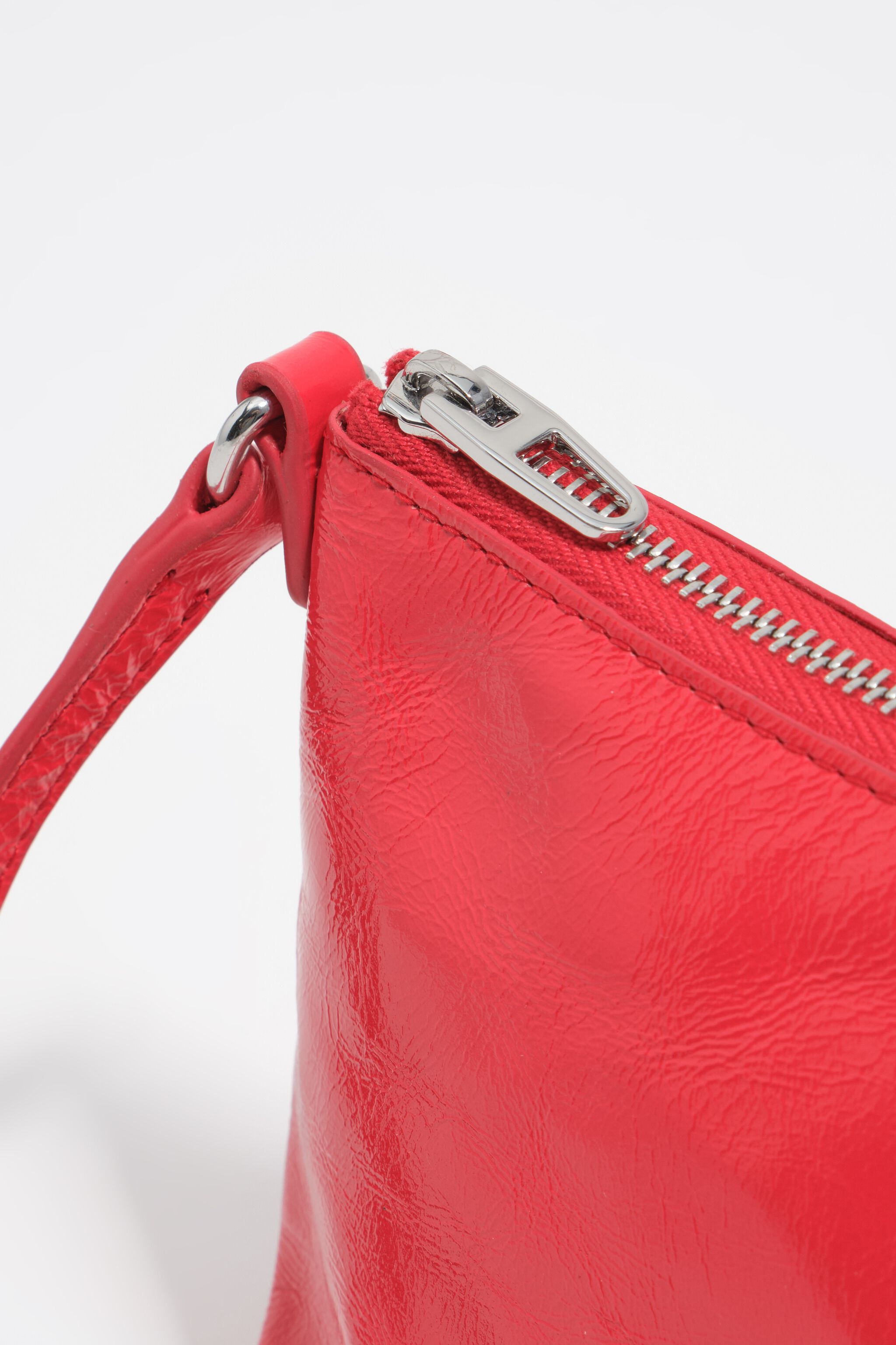 Bolso cruzado de cuero brillante rojo ácido mini
