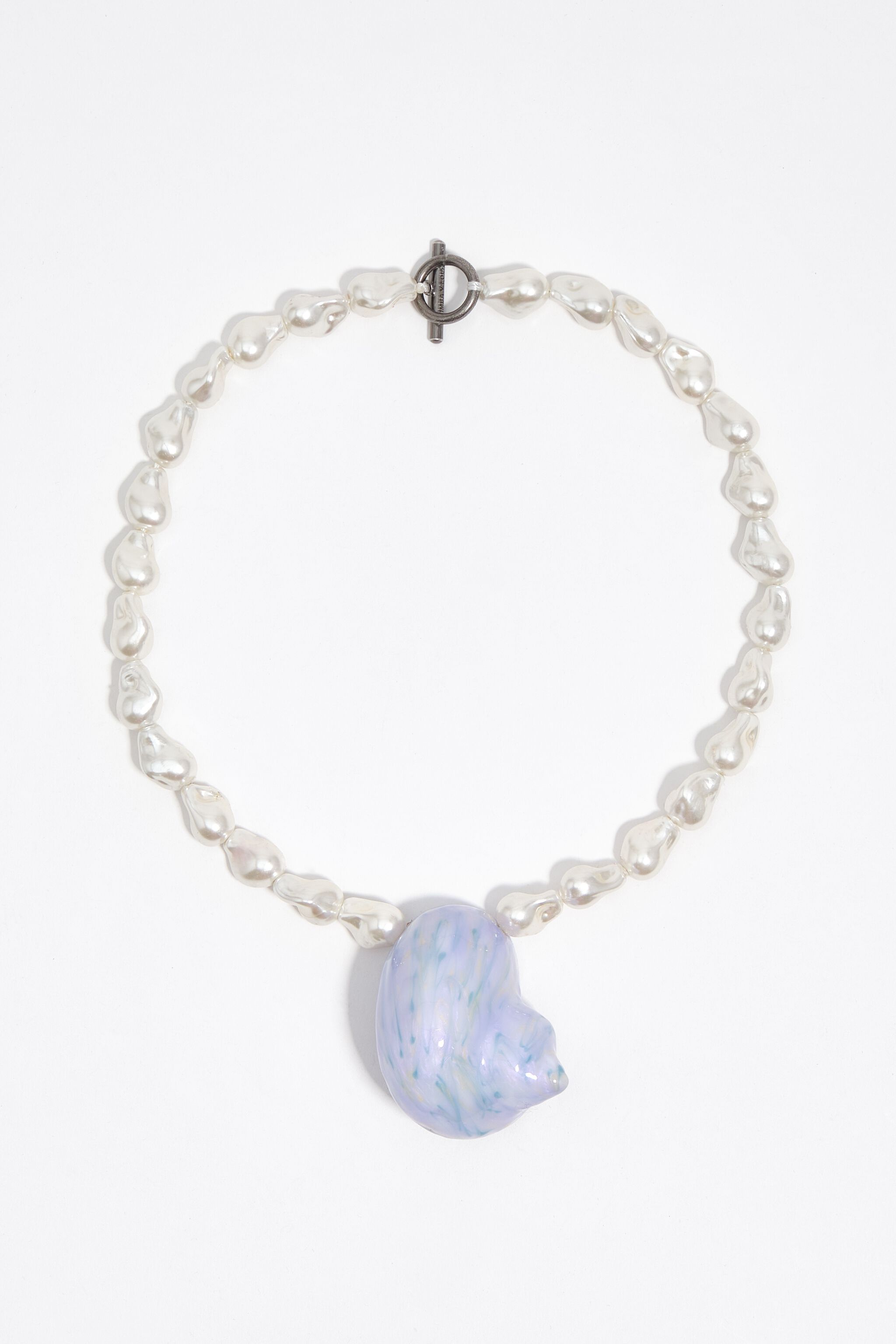 Collar de perlas y concha de mar esmaltada