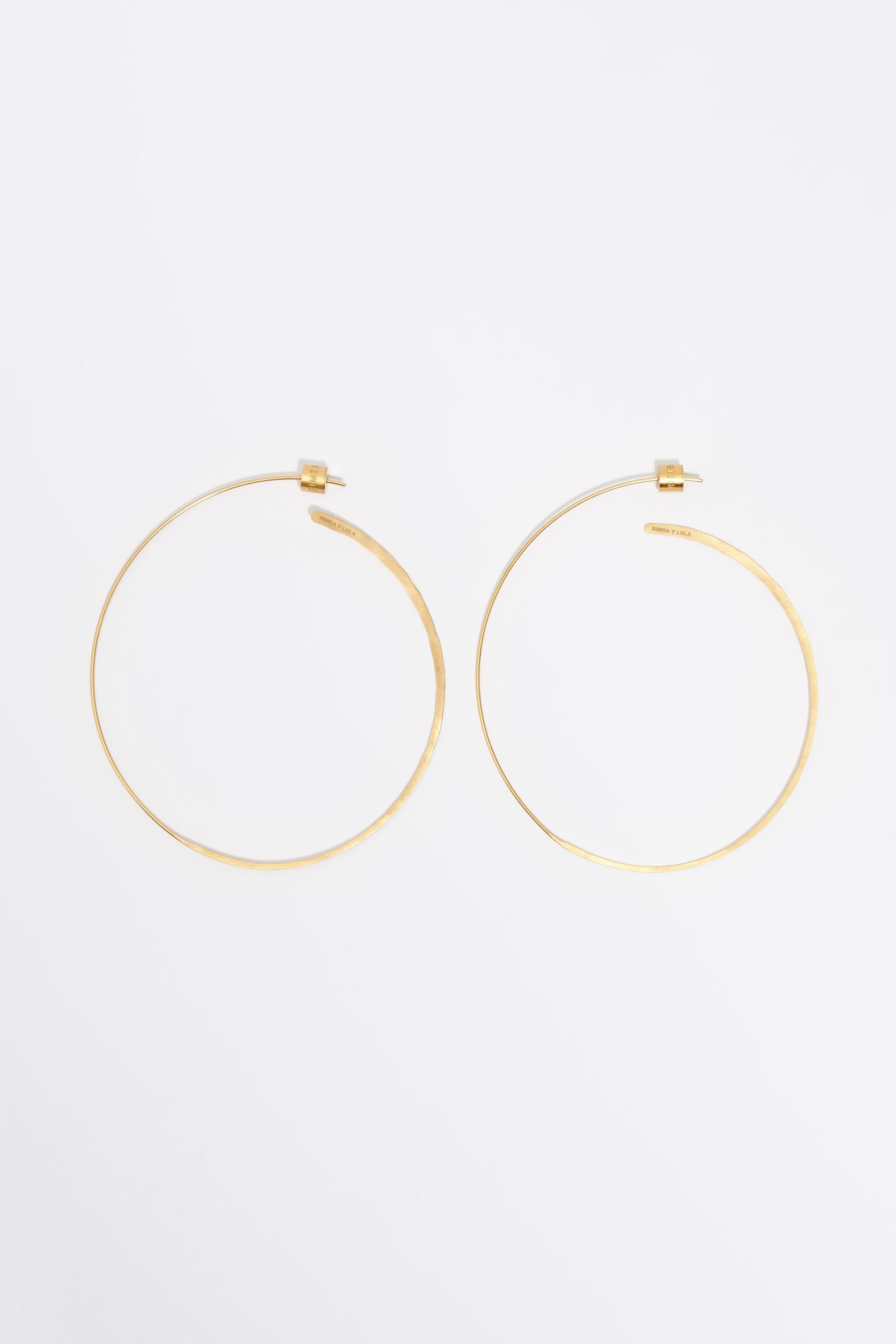 Aros grandes de oro envejecido con textura