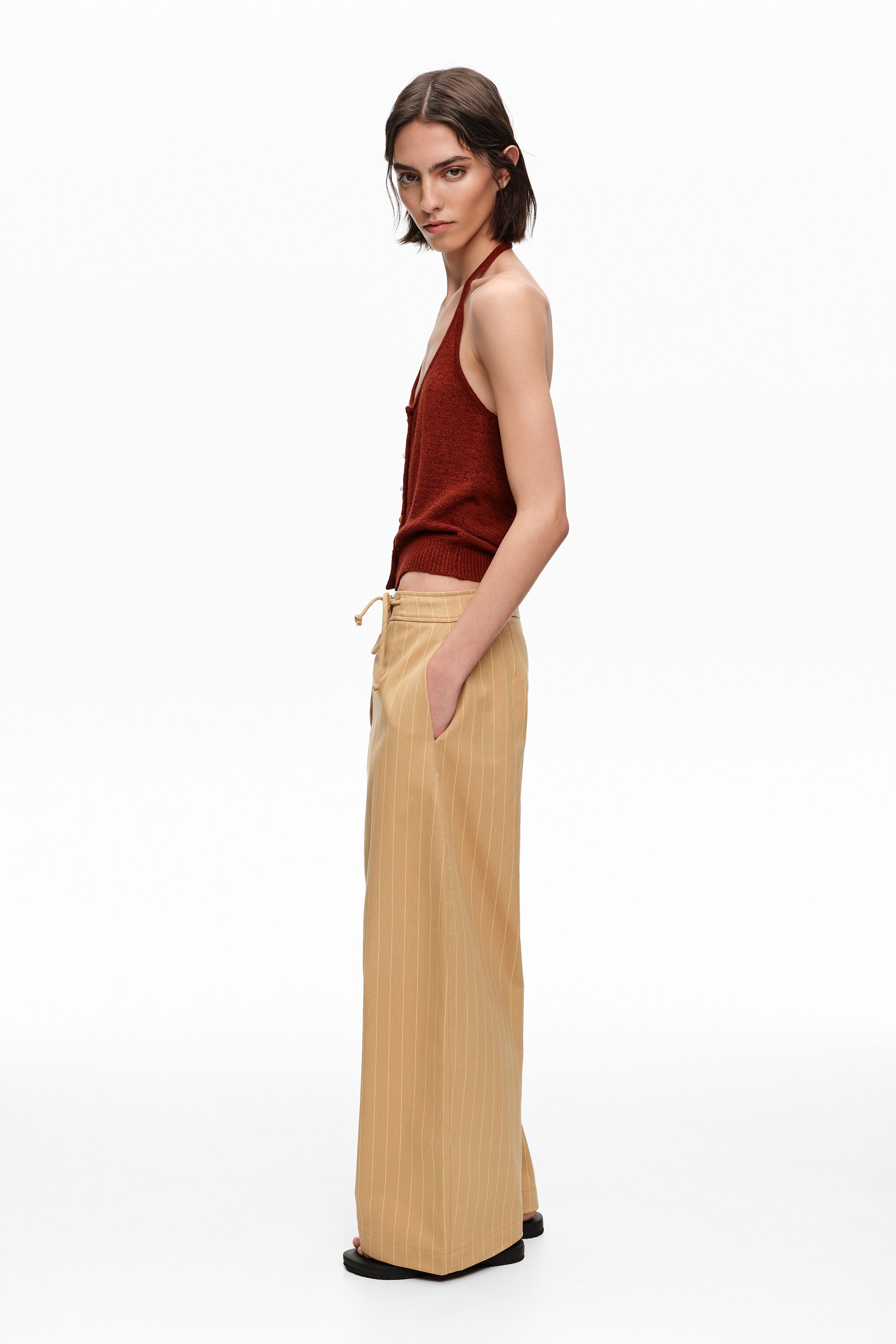 Pantalones largos de tiro bajo con estampado de rayas ocre