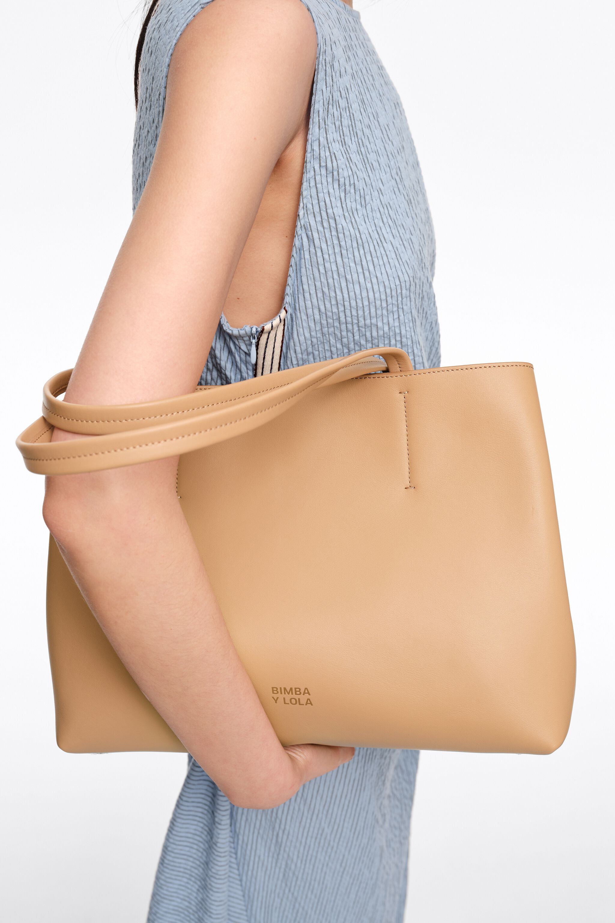 Bolso bandolera de cuero mediano de avellana