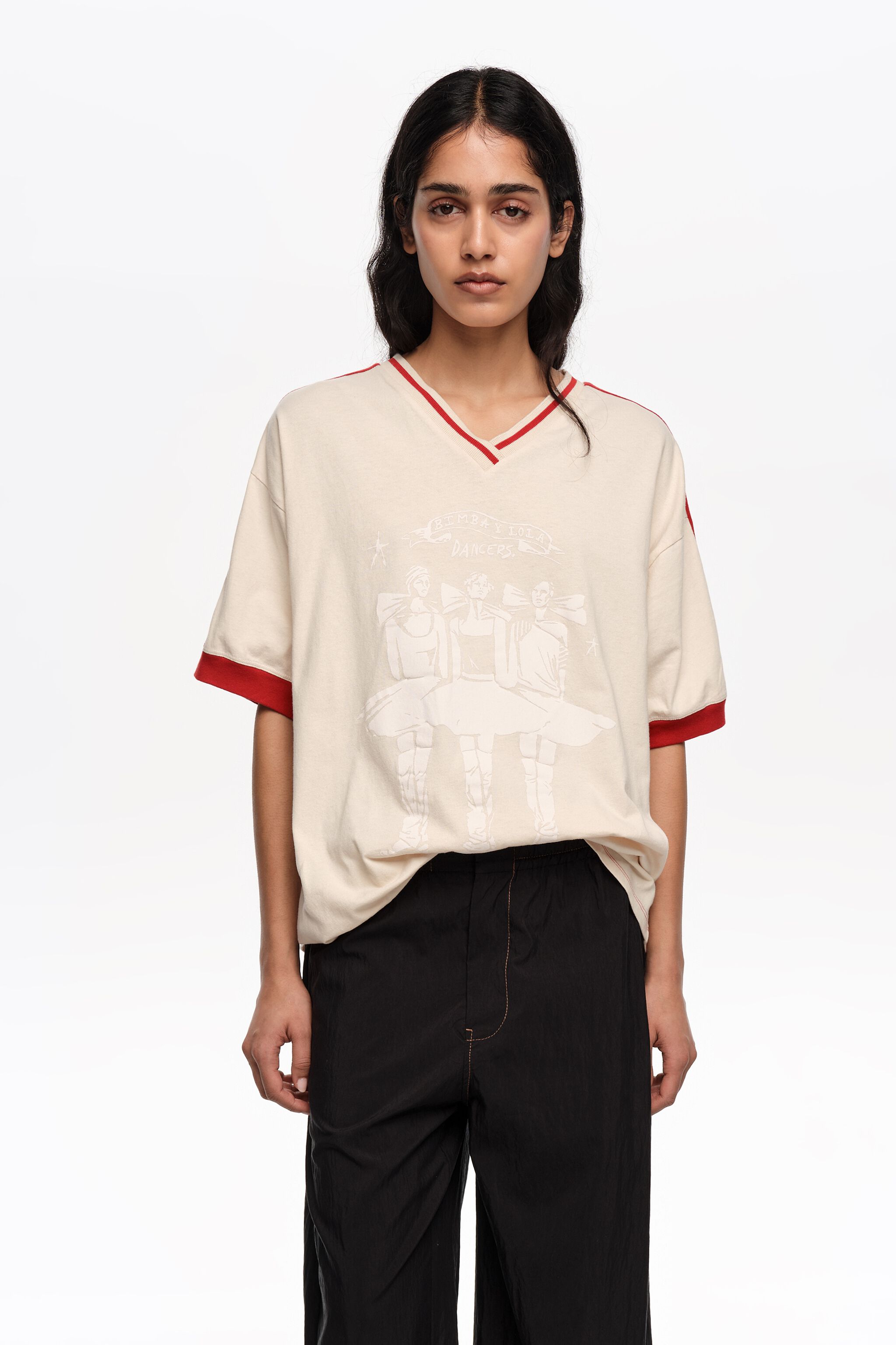 Camiseta con logo de bailarines de color marfil