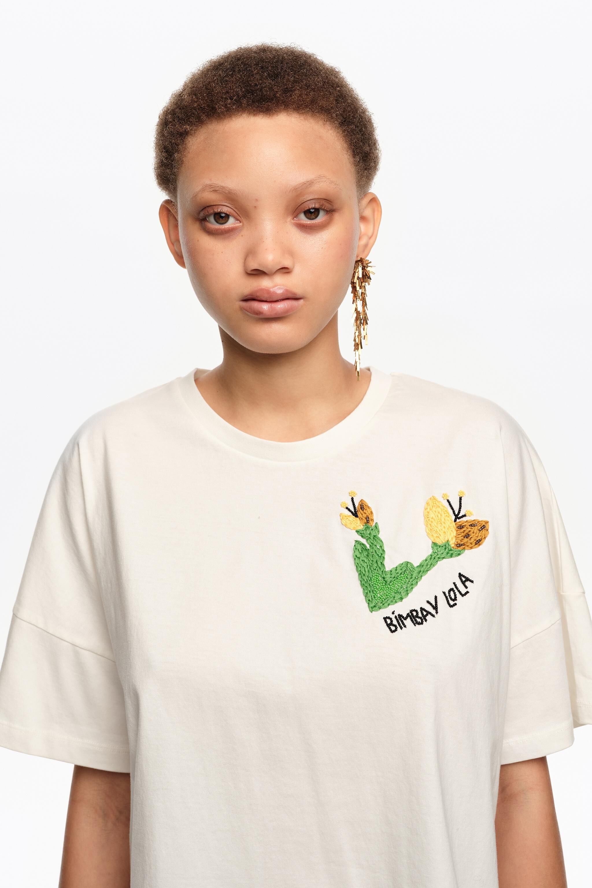 Camiseta de algodón orgánico con logotipo bordado a mano