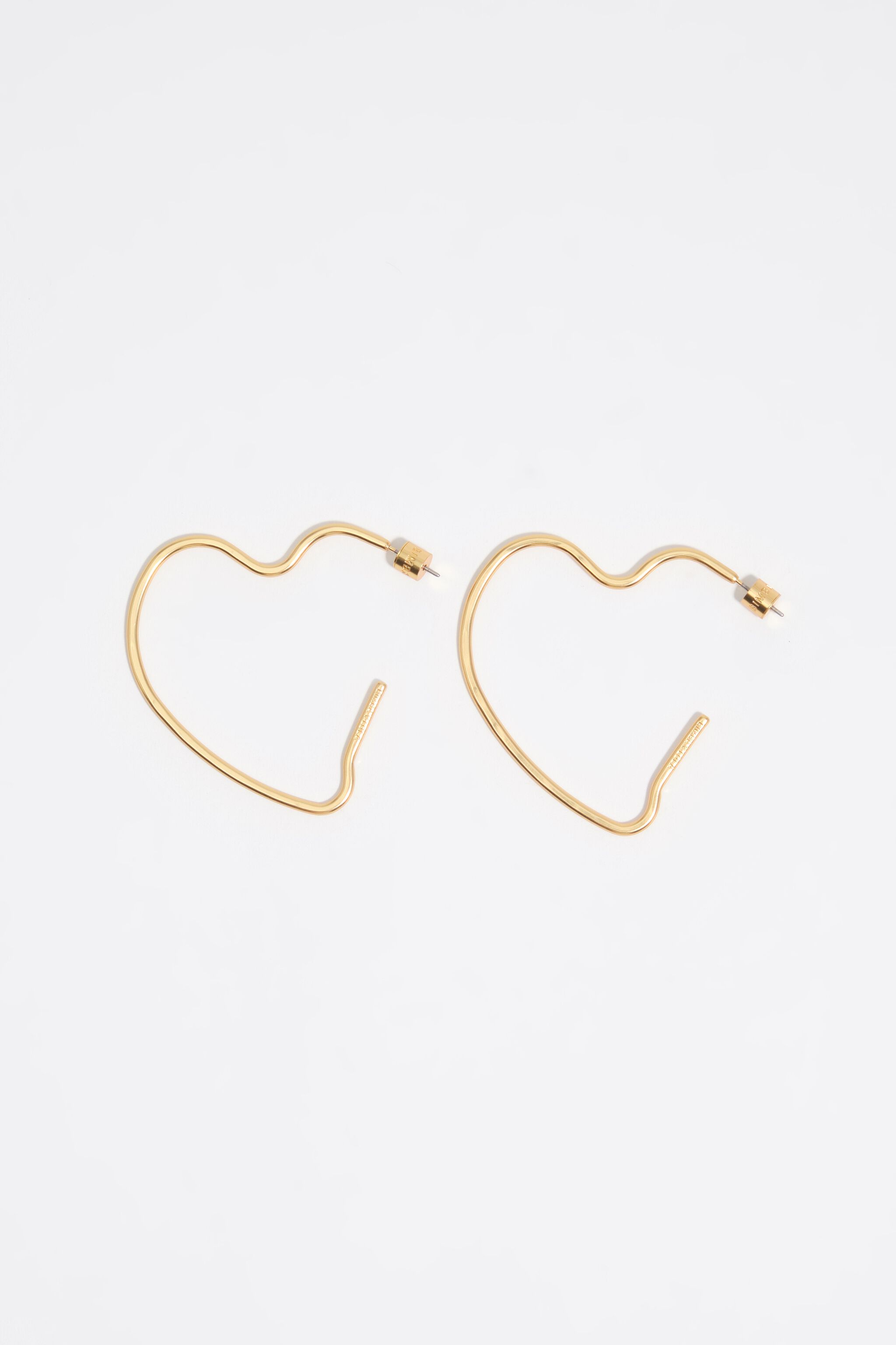 Pendientes de corazón mate dorado