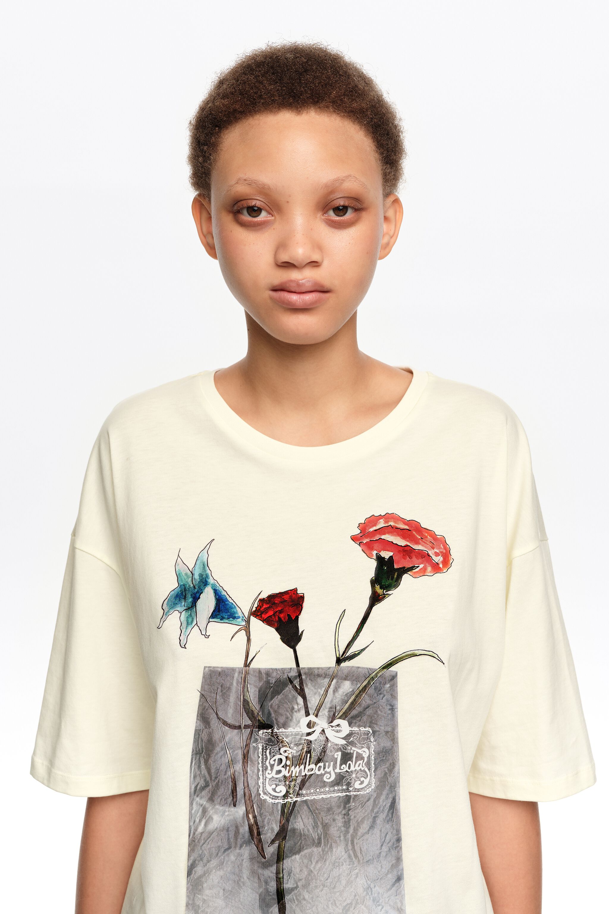 Camiseta con estampado floral en marfil