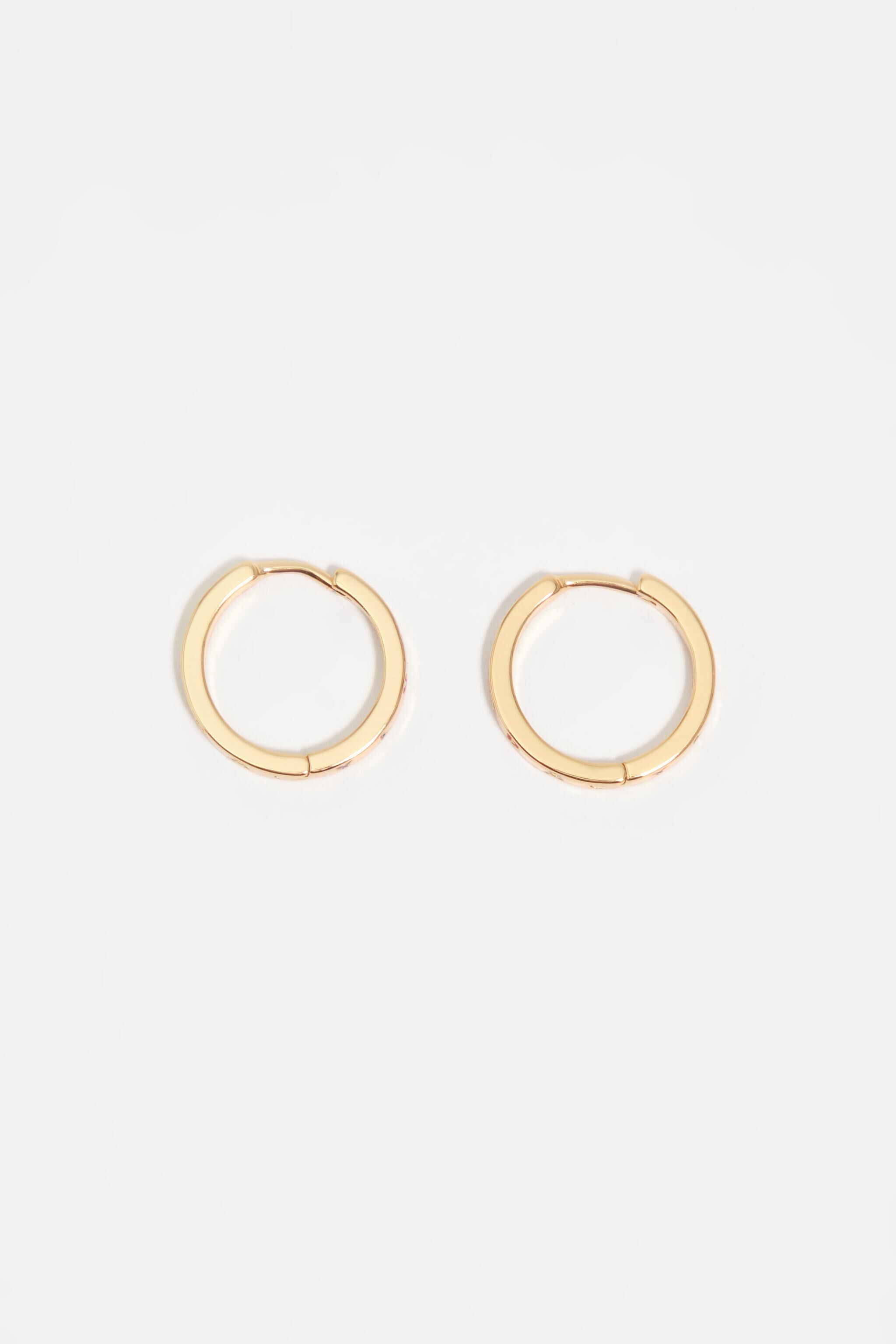 Aretes de aro dorados con logotipo multicolor