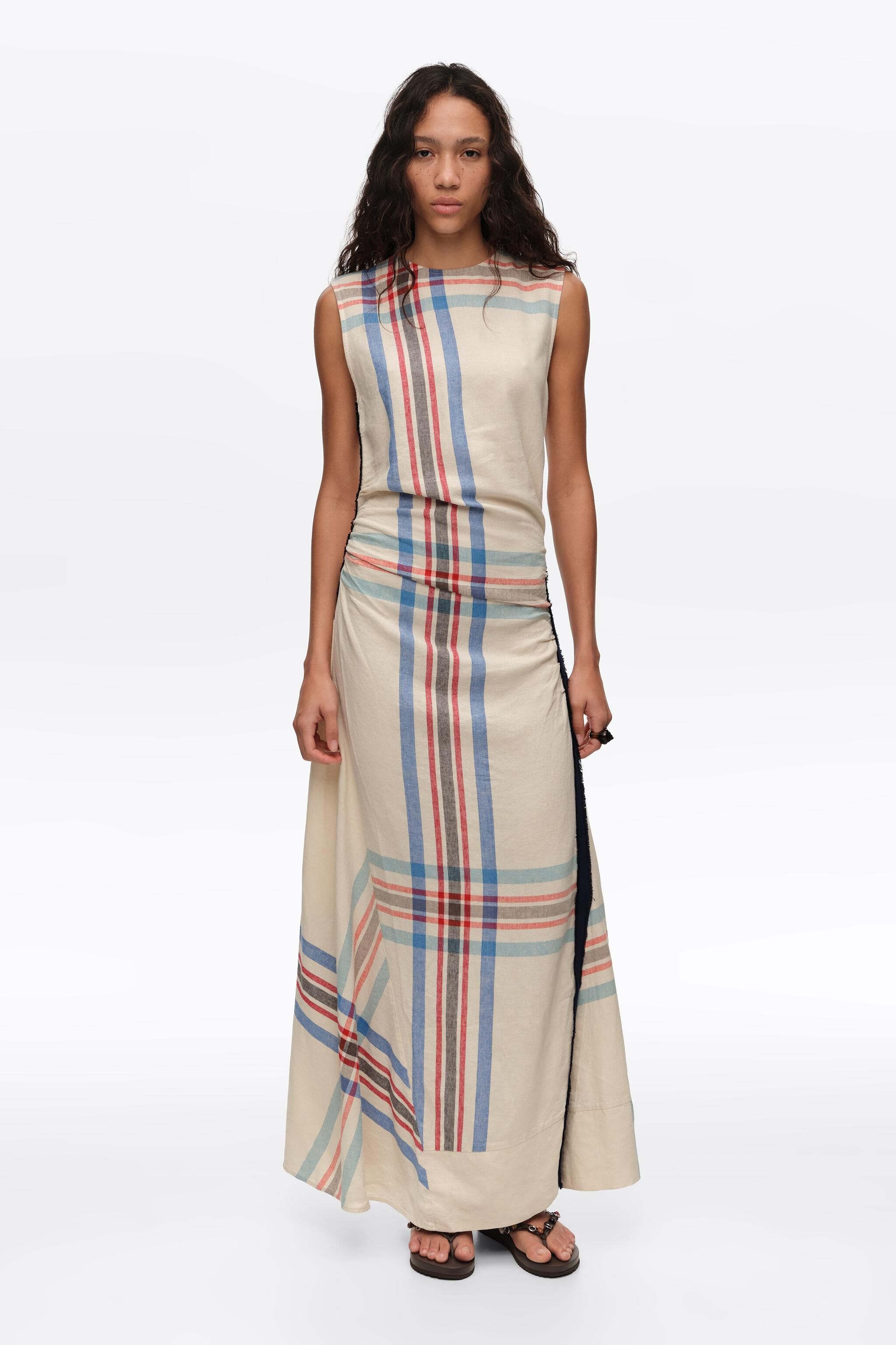 Vestido de lino marfil con rayas y tirantes sin mangas con solapa