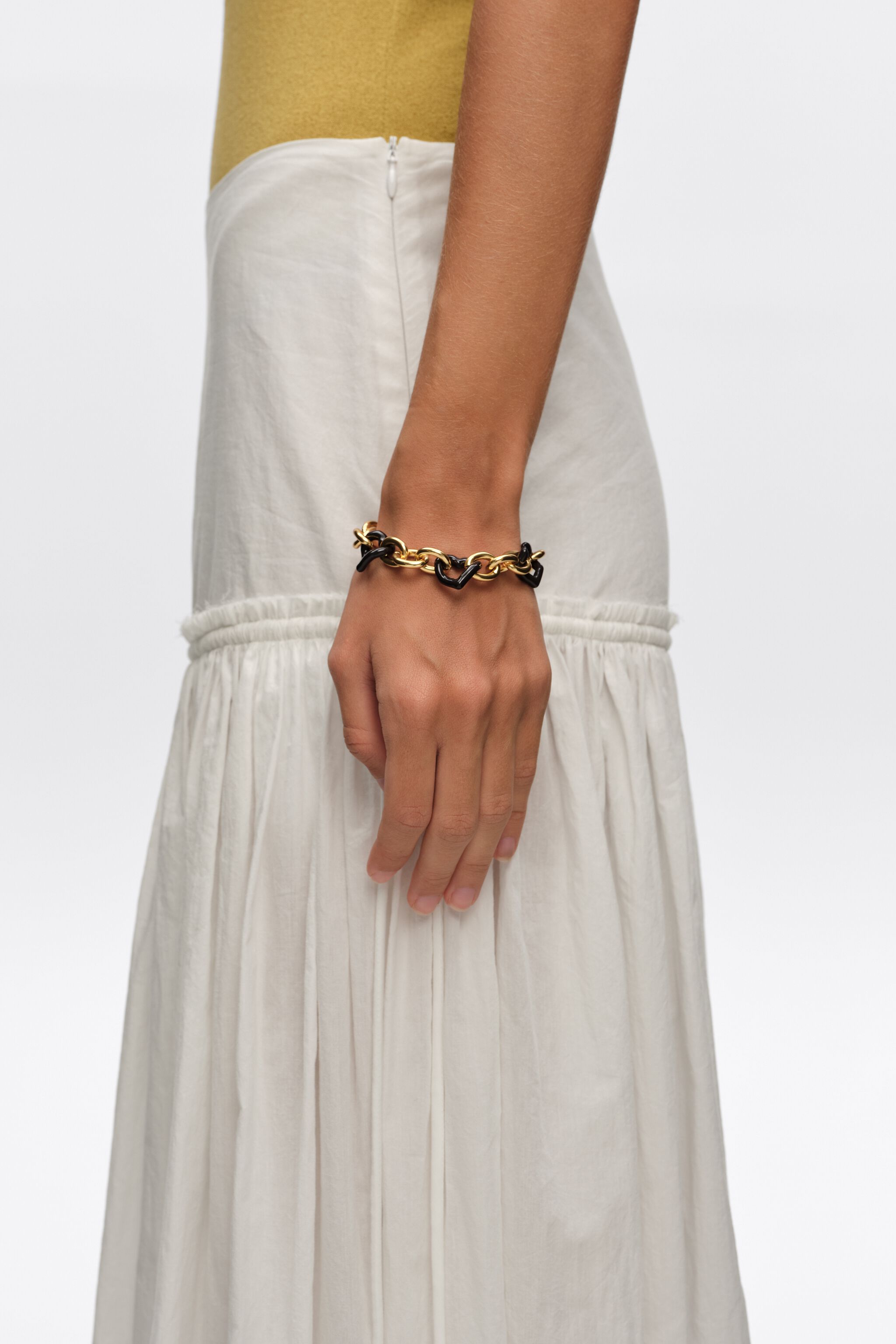 Pulsera con textura dorada y esmalte marrón