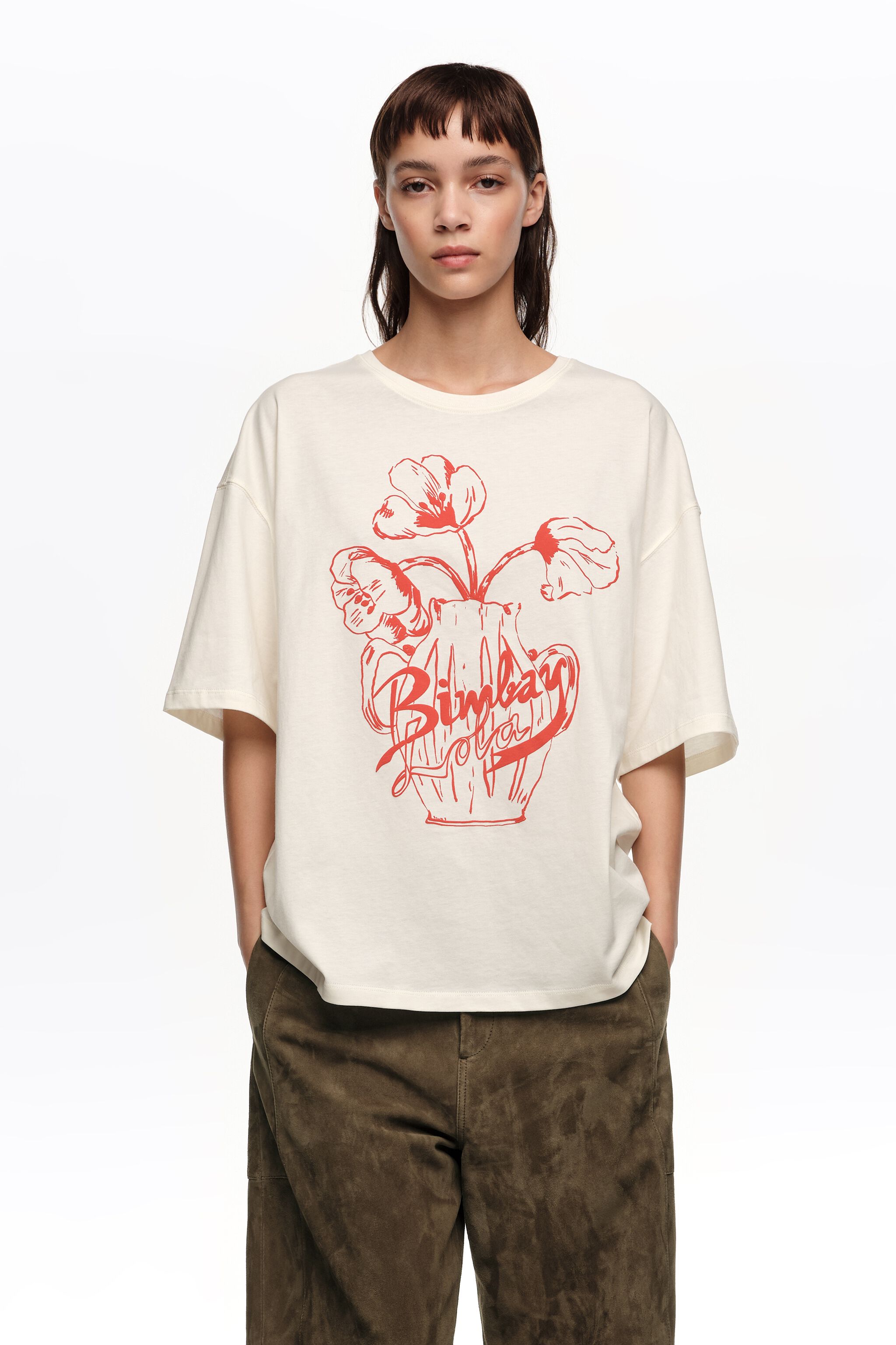 Camiseta blanca con logo floral estampado