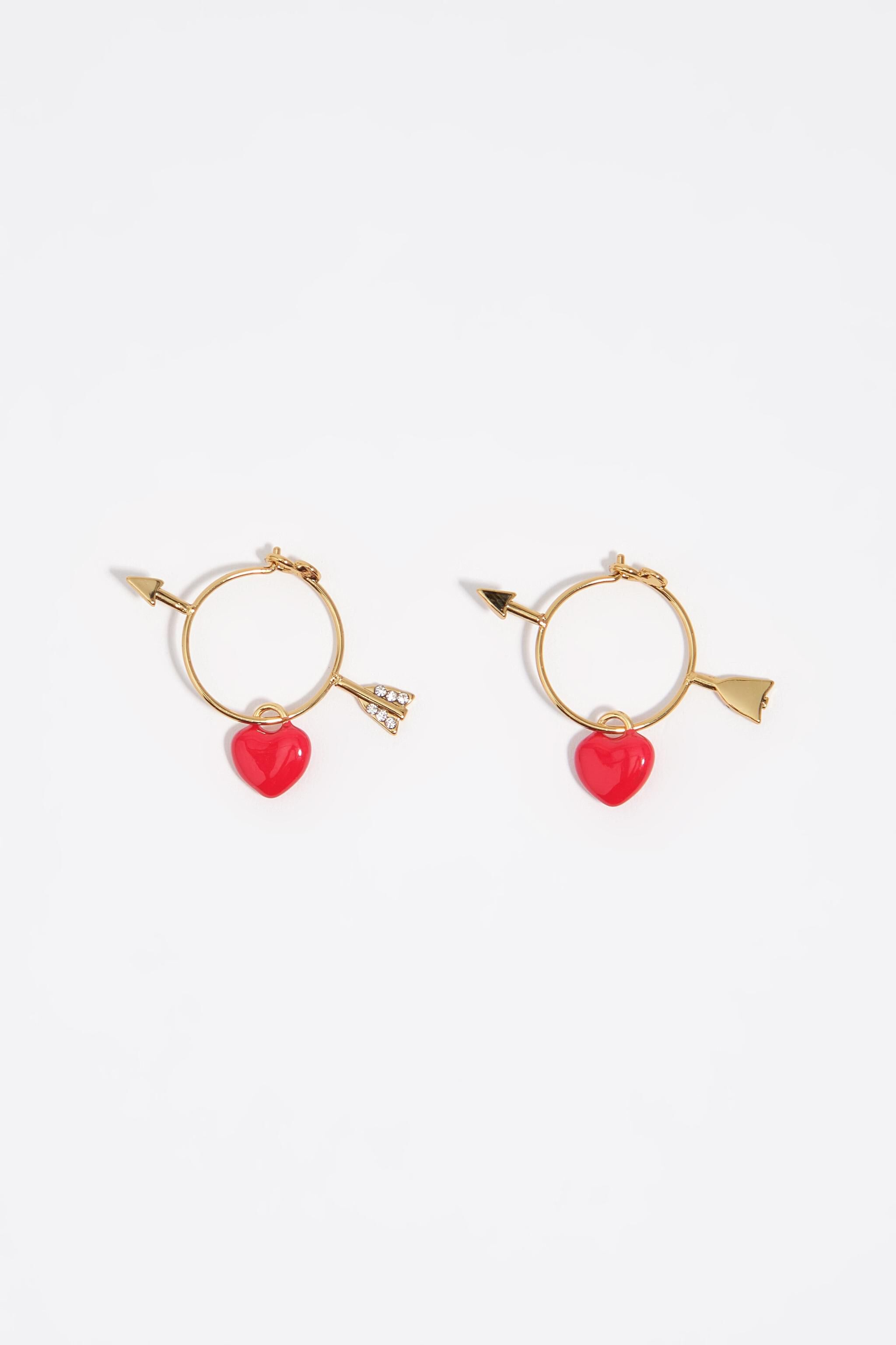 Aros de pendientes con corazón rojo y flecha