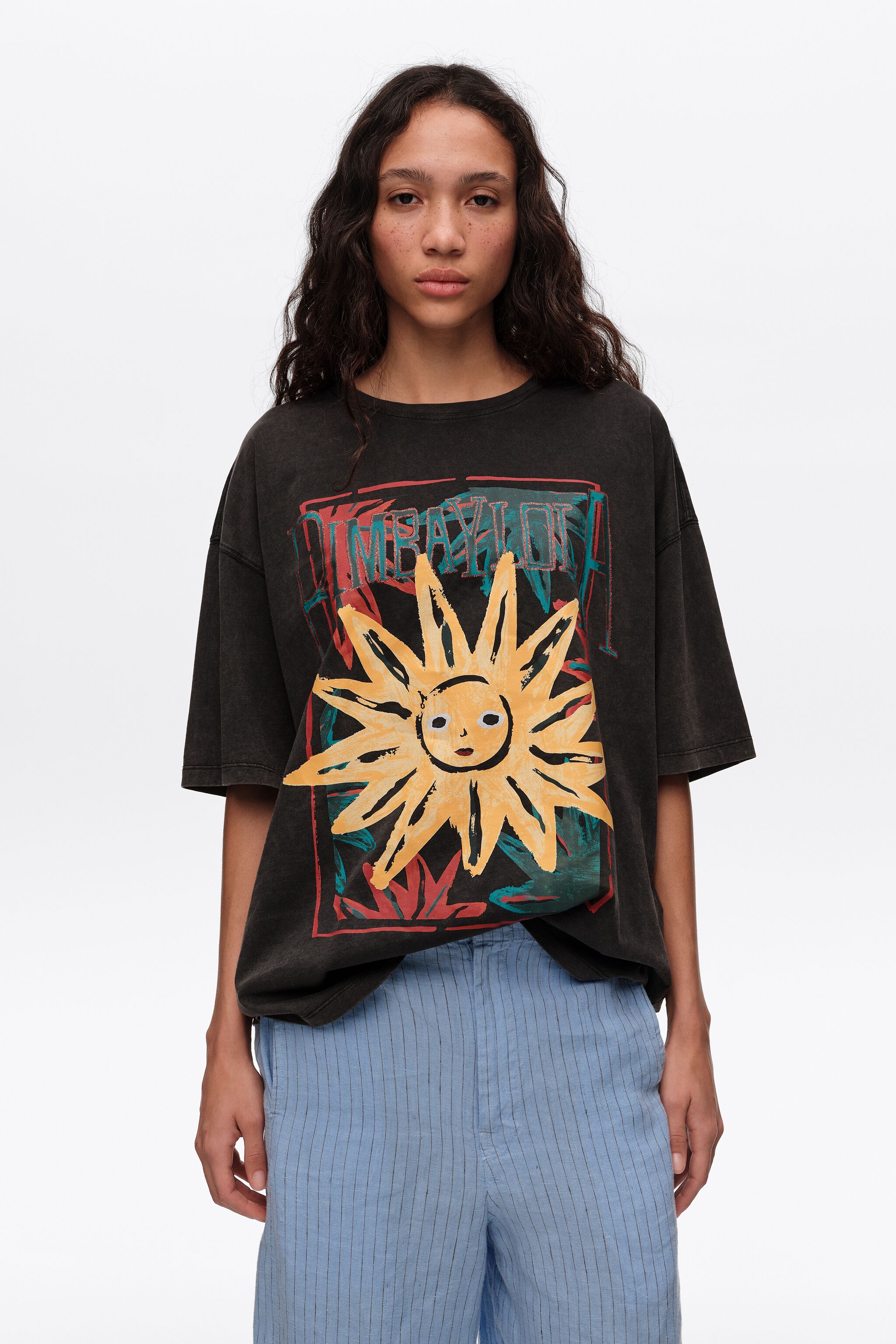 Camiseta con logo de sol negro