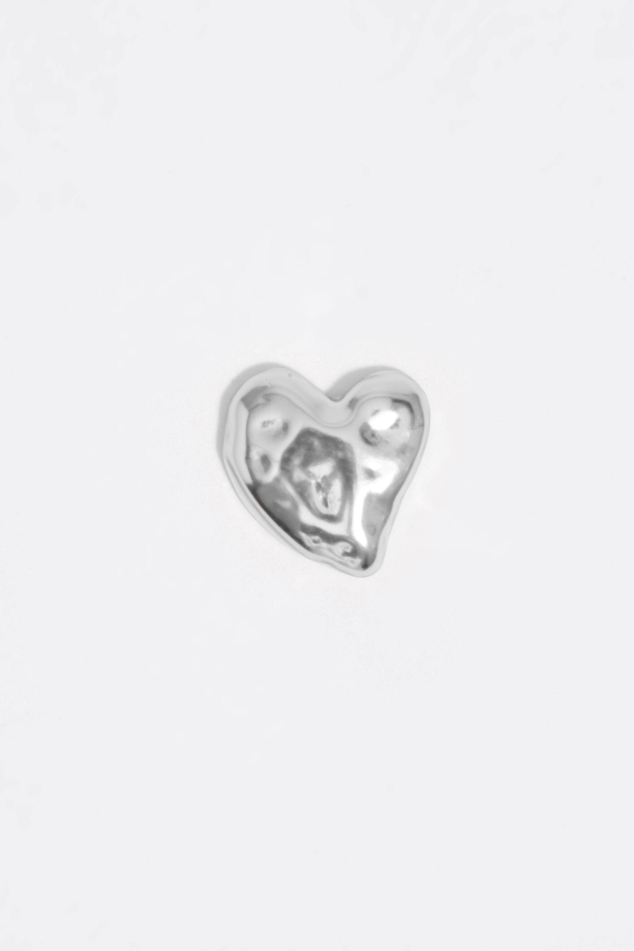 Aretes de corazón texturizado en plata