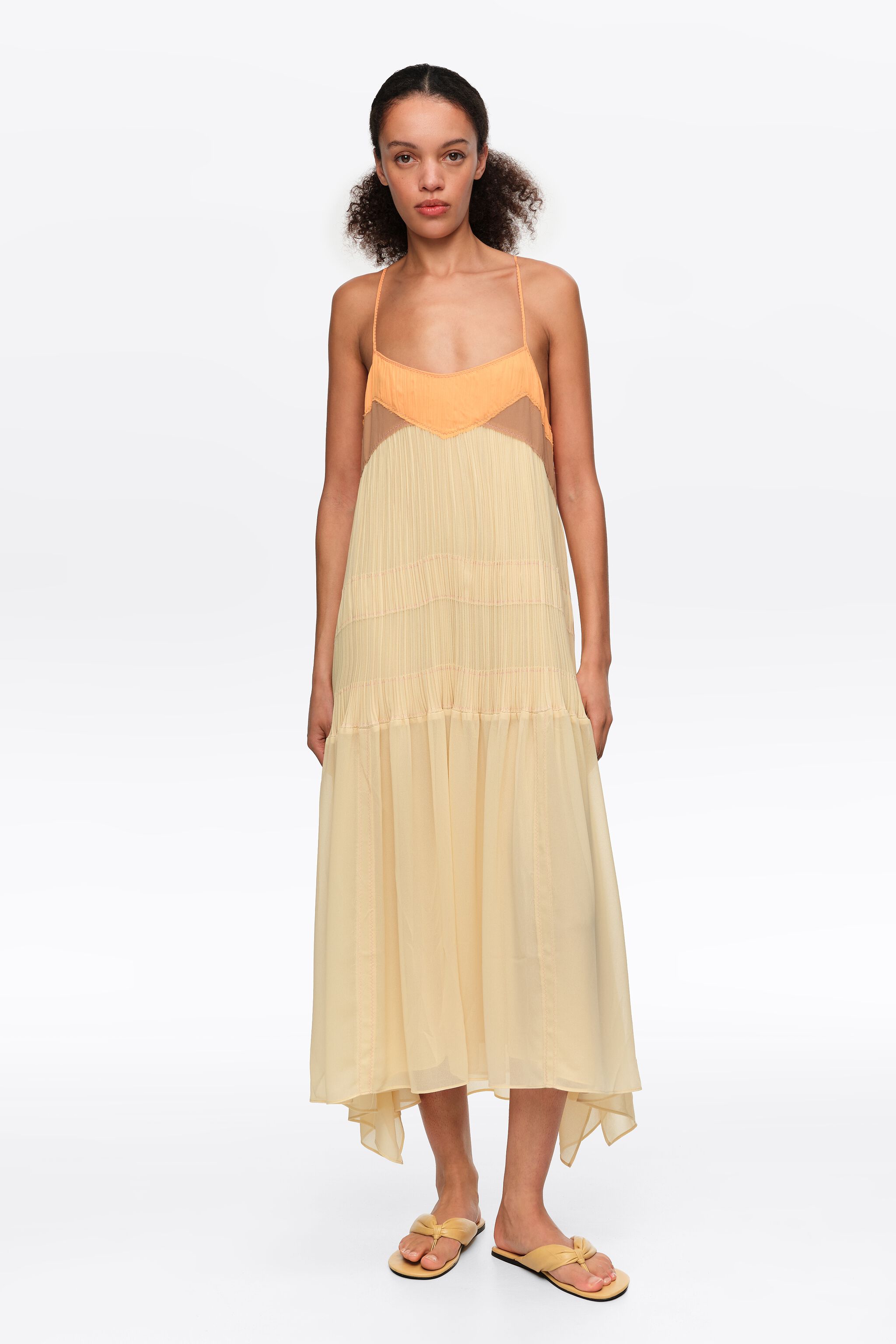 Vestido ceñido con pliegues amarillo claro