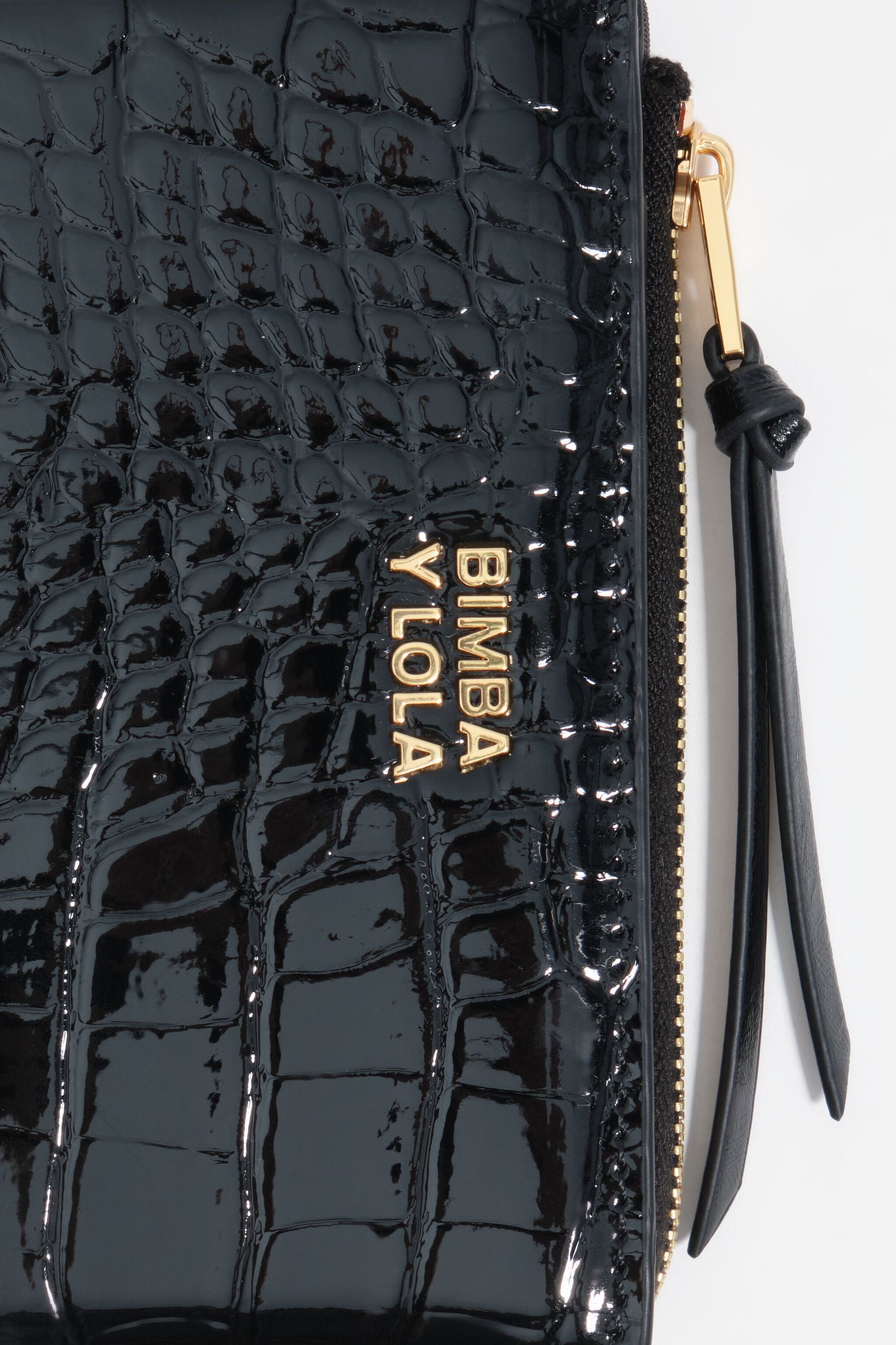 Billetera negra con efecto cocodrilo
