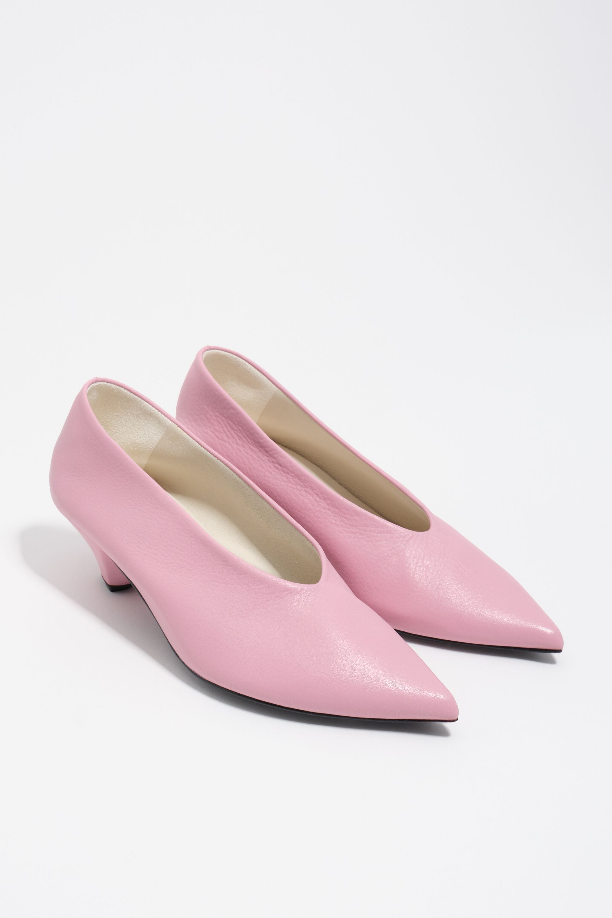 Zapato de tacón medio de cuero rosa