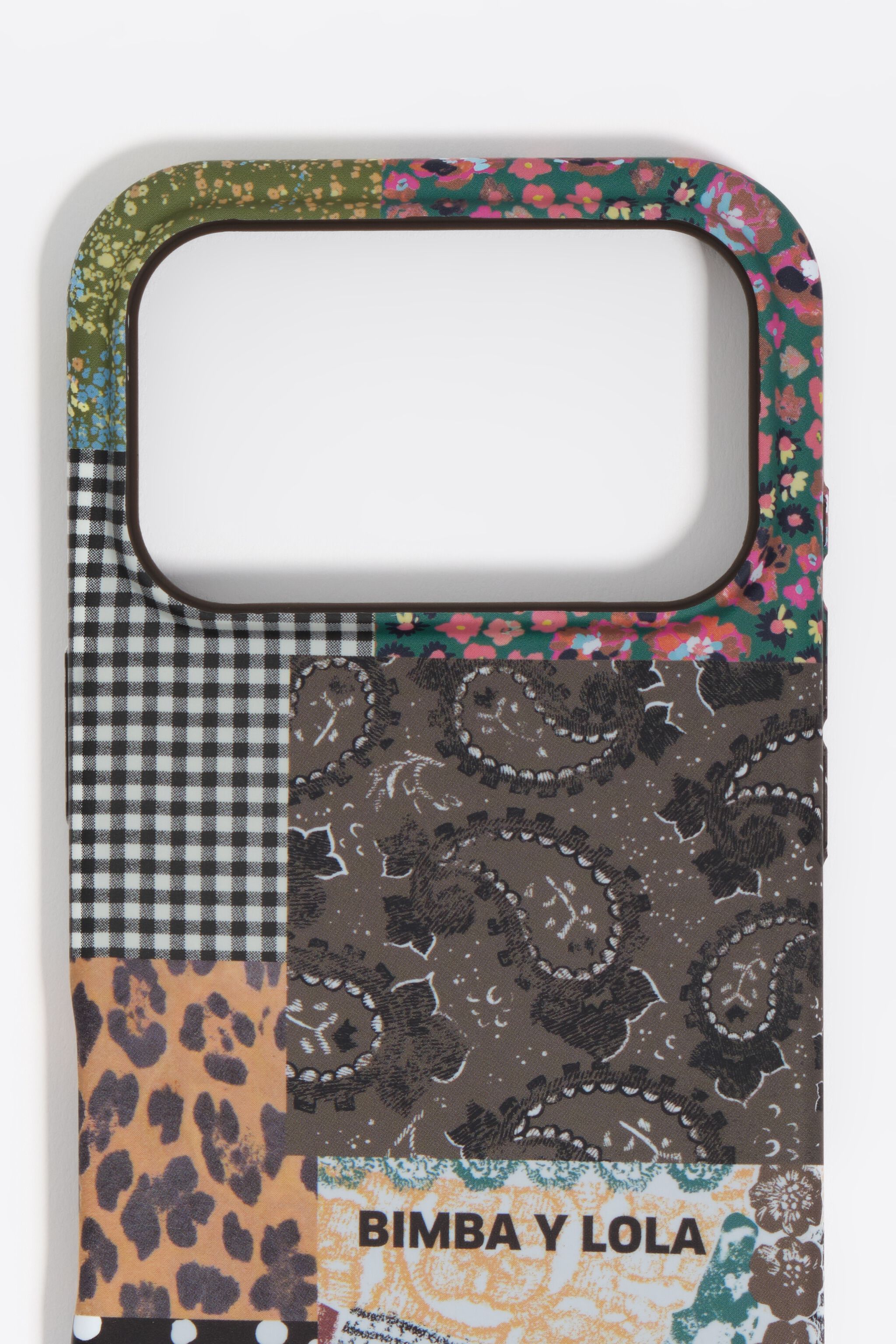 Funda rígida para iPhone 17 Pro con diseño de patchwork