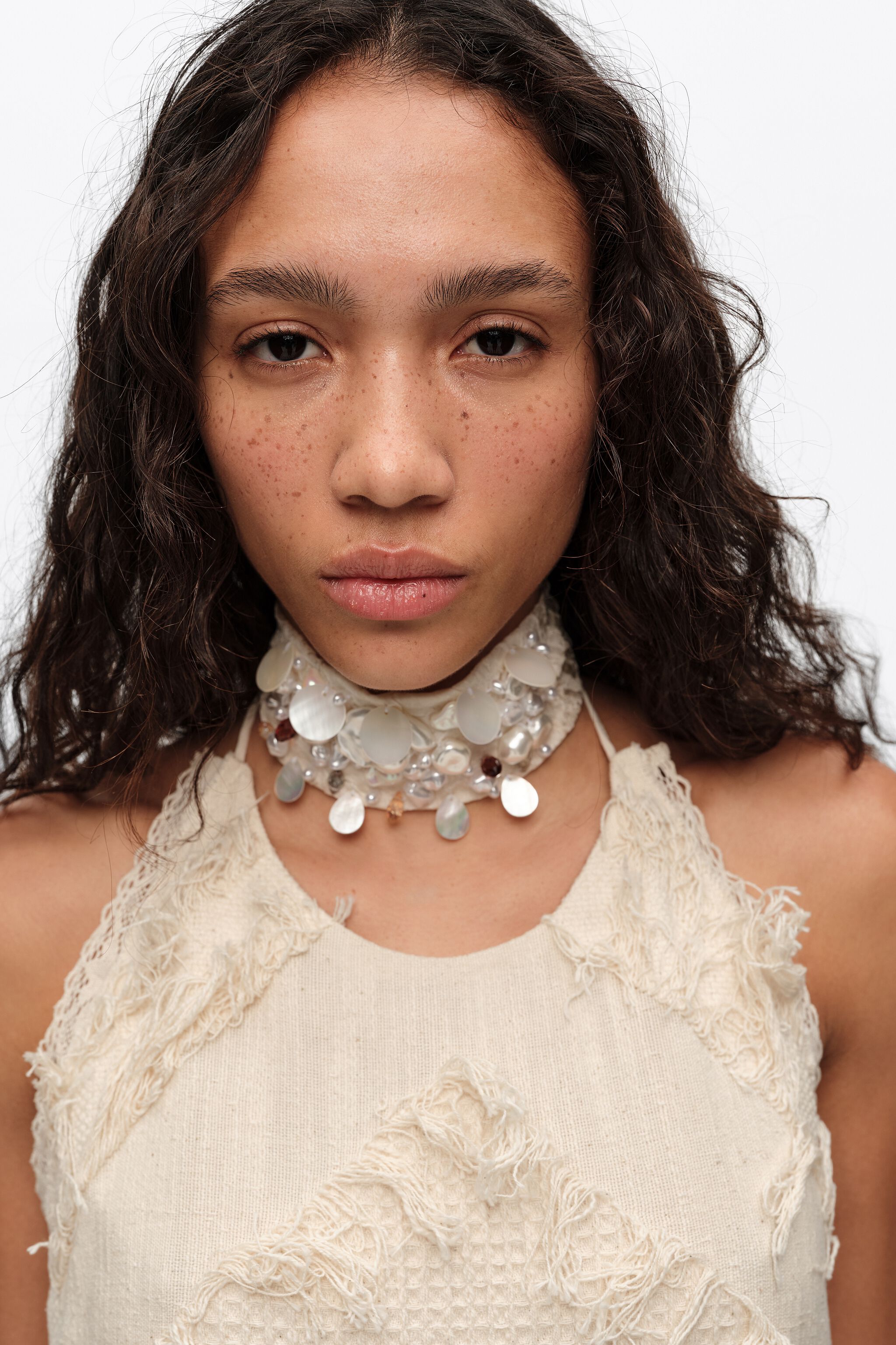 Collar de cuello tejido marfil con perlas
