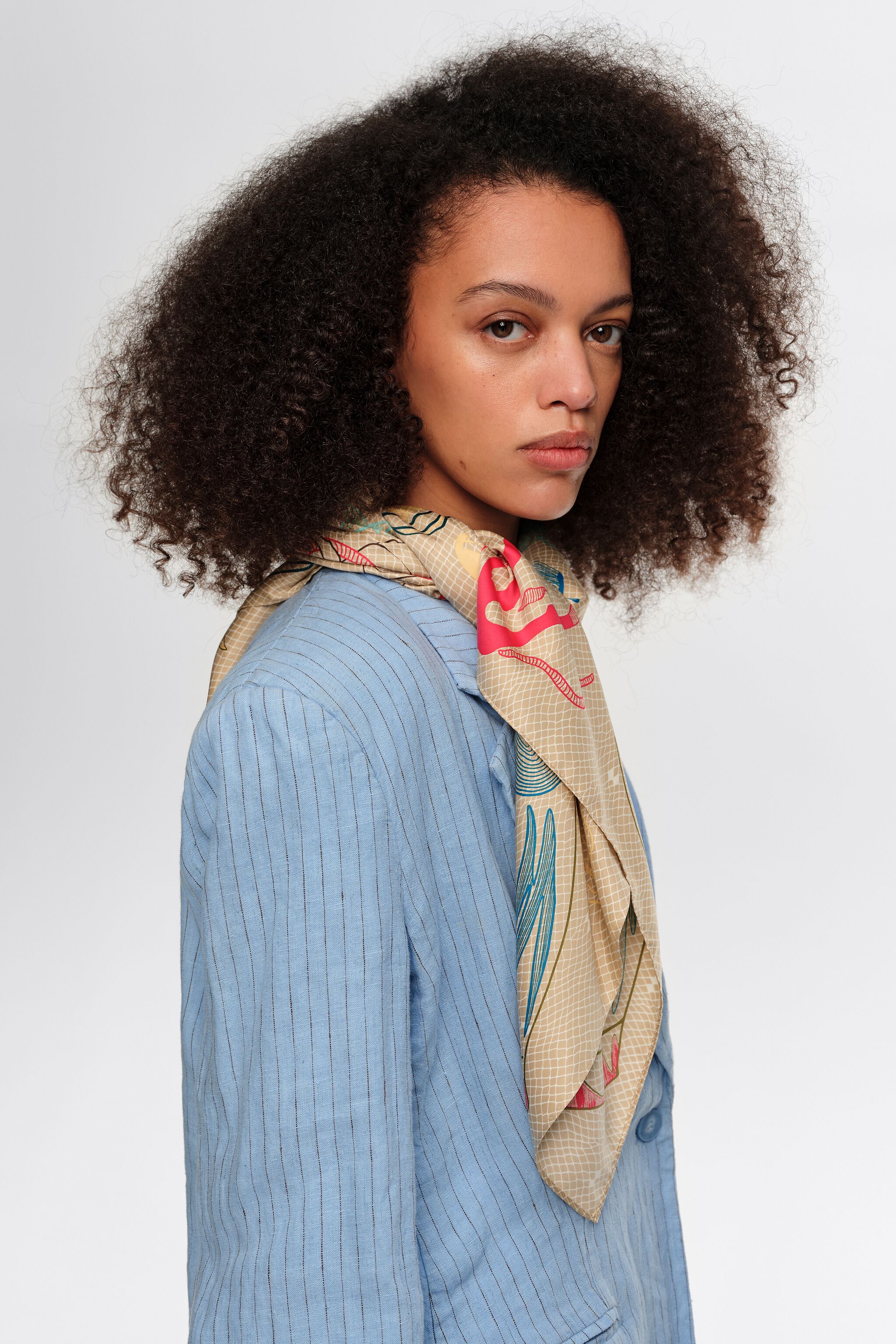 Pañuelo beige con motivos náuticos