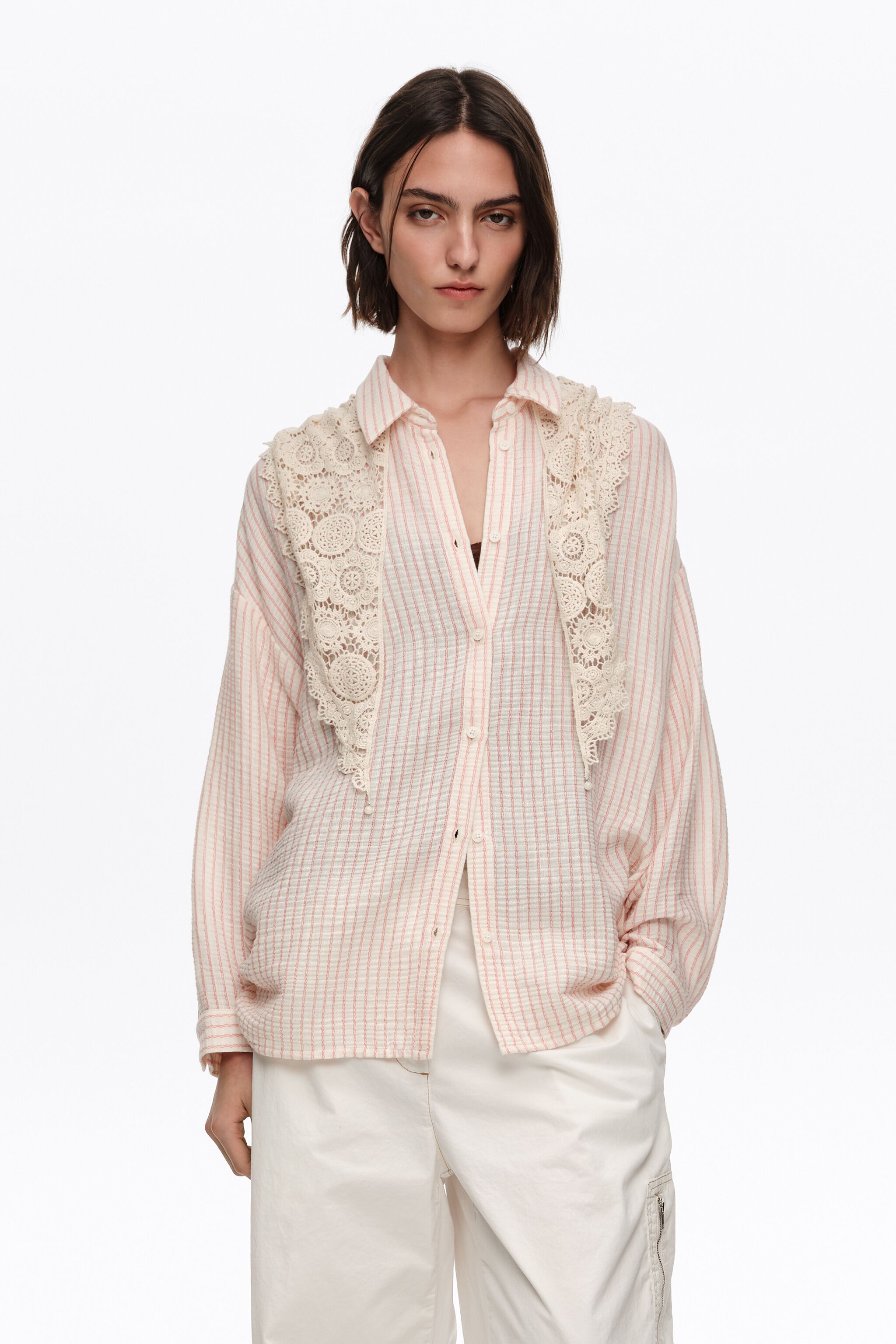 Camisa de punto con estampado rojo y cuello de encaje