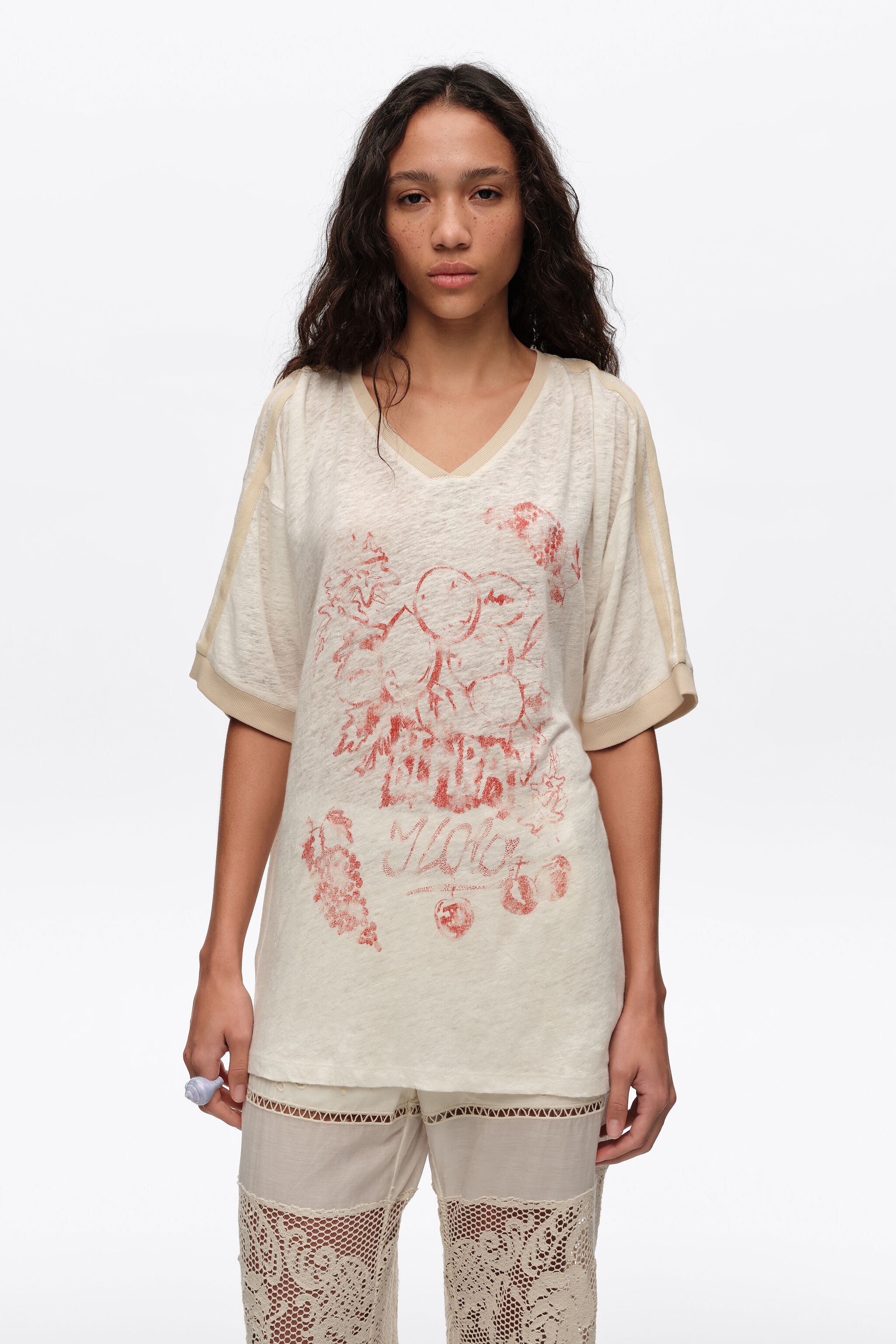 Camiseta de lino marfil desgastado con logo de fruta