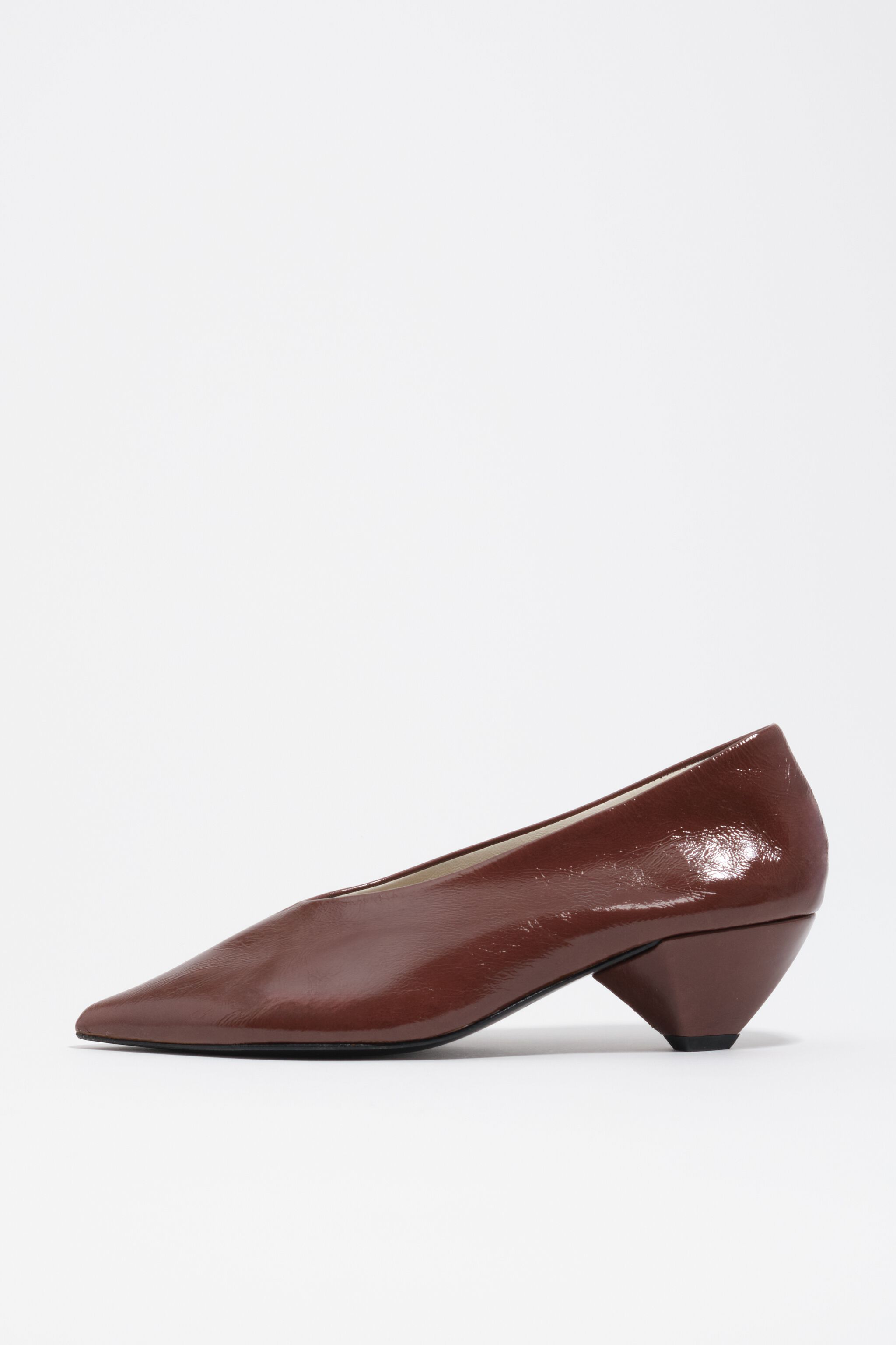 Zapato de tacón medio de cuero marrón