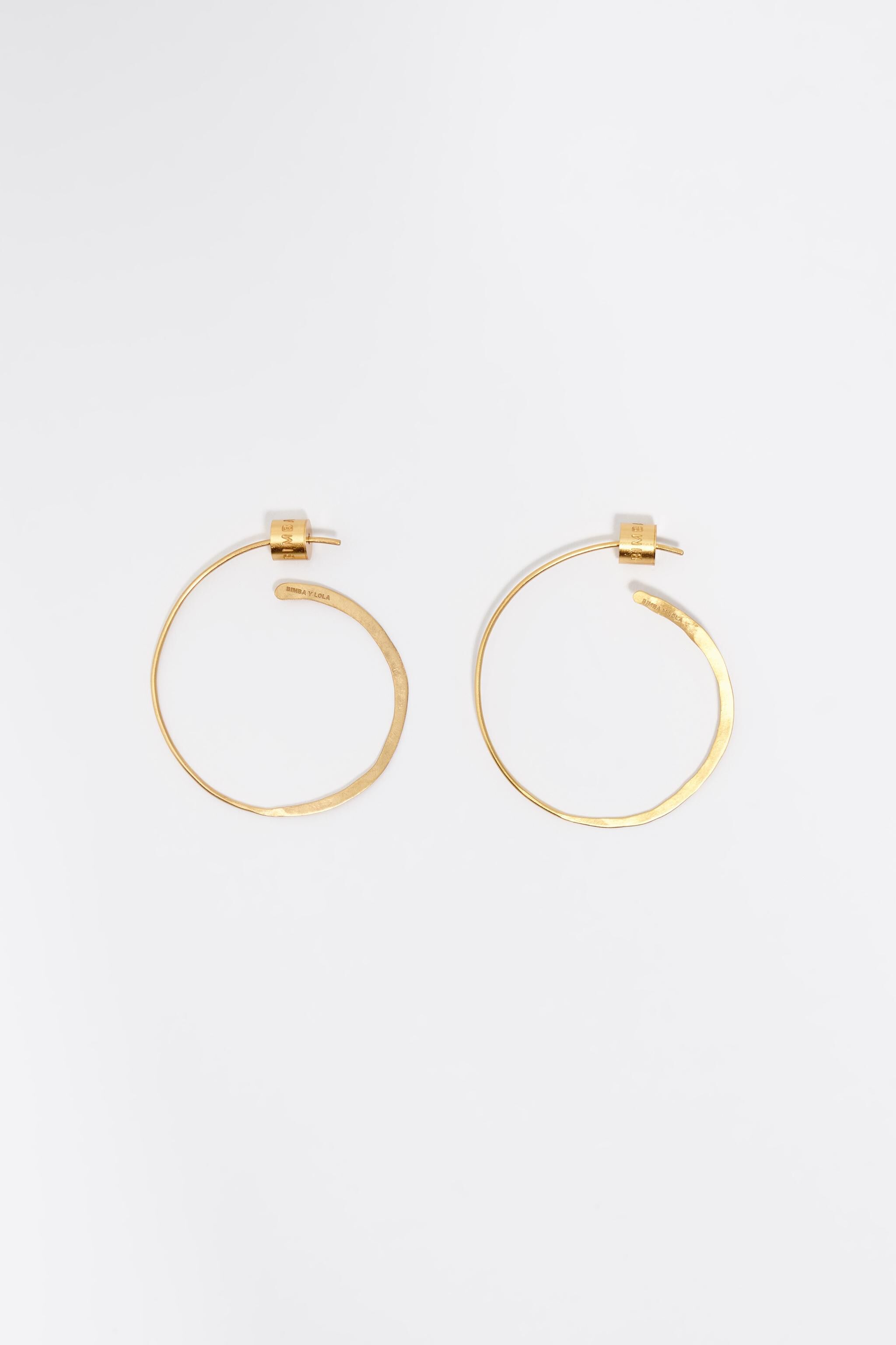 Aros de oreja pequeños con textura de oro envejecido