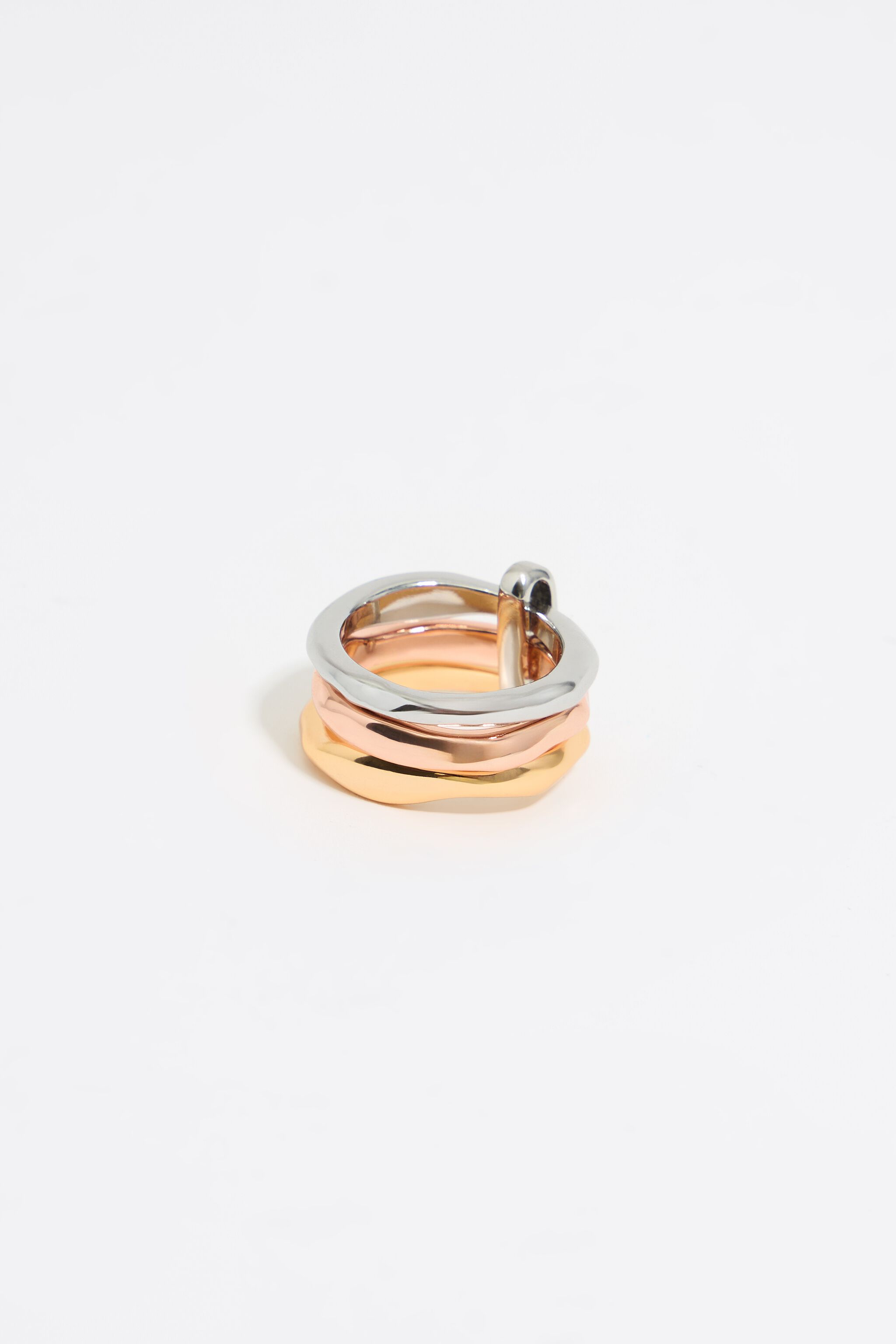 Anillo triple de metal multicolor con textura