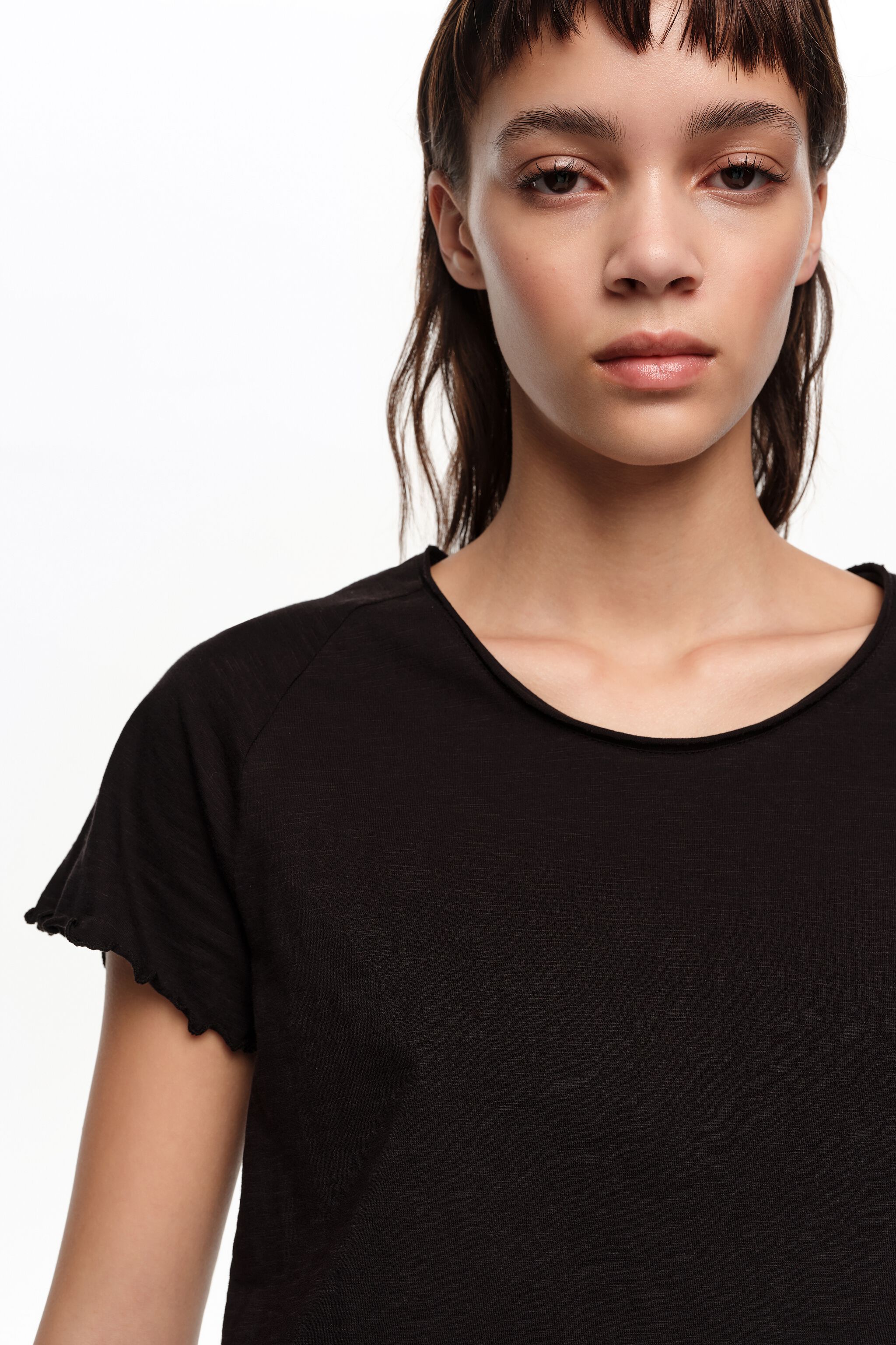 Camiseta negra con mangas raglán ajustada