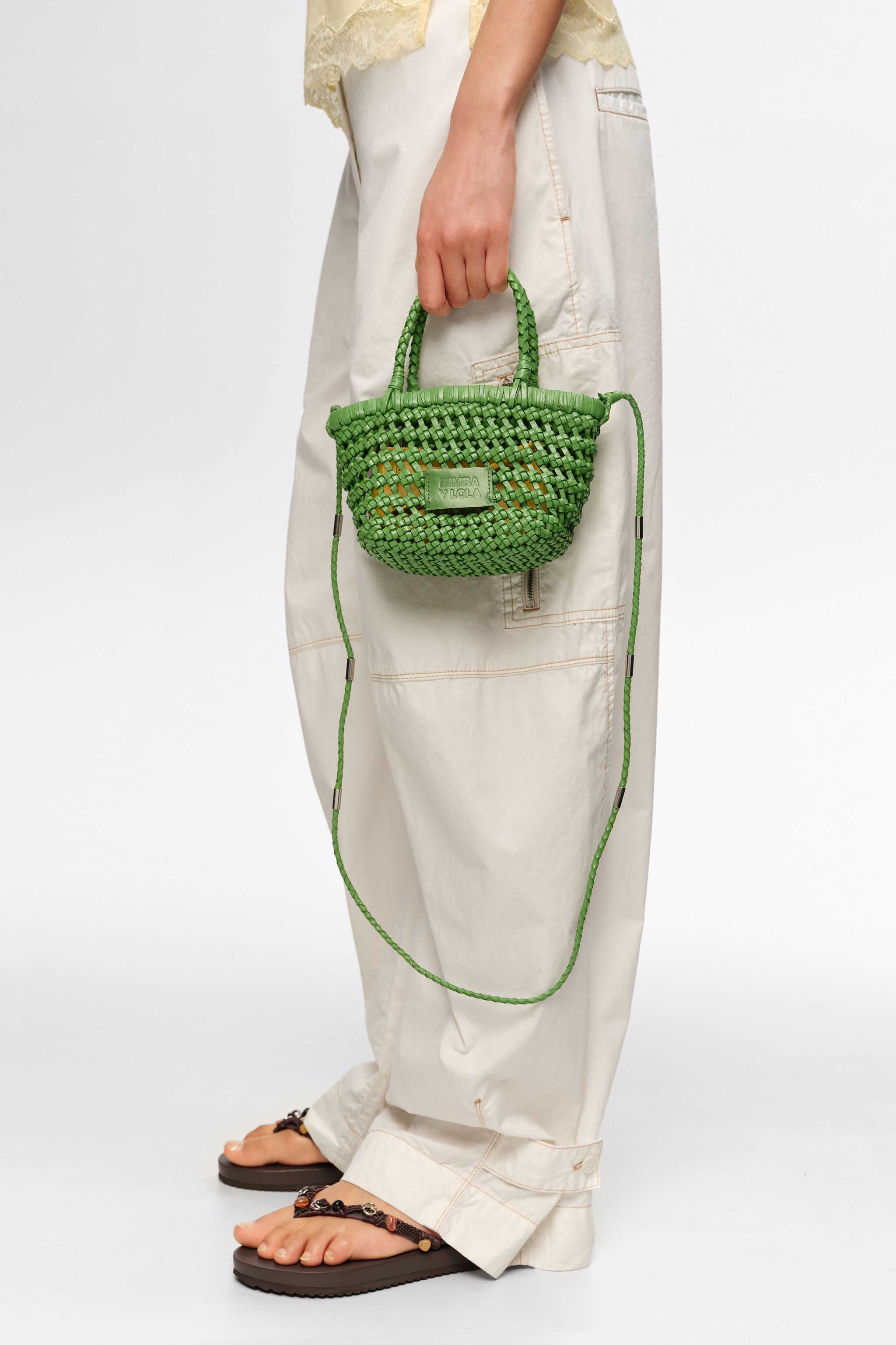 Bolso cruzado de cuero con trenzado y esmeralda