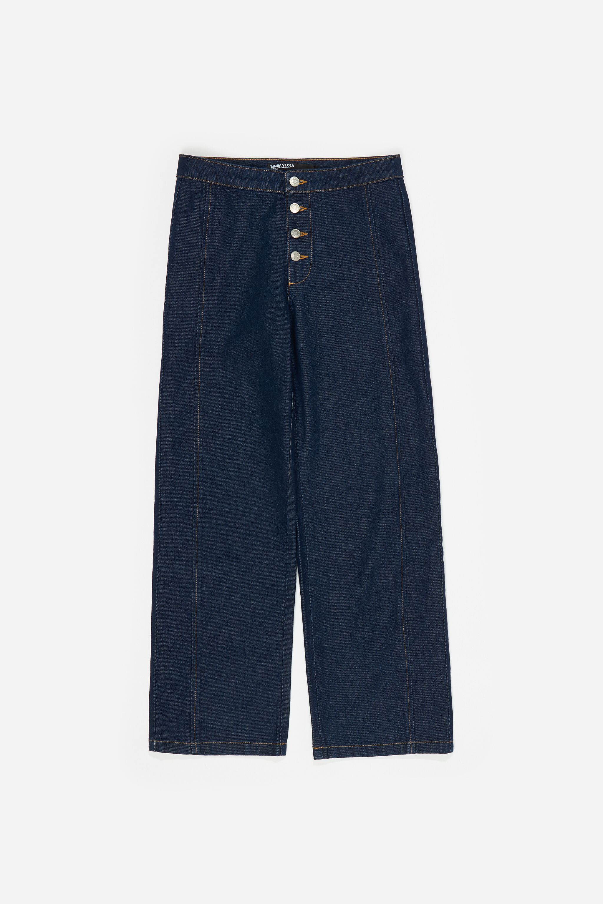 Pantalones de mezclilla azul oscuro con pernera recta y botones