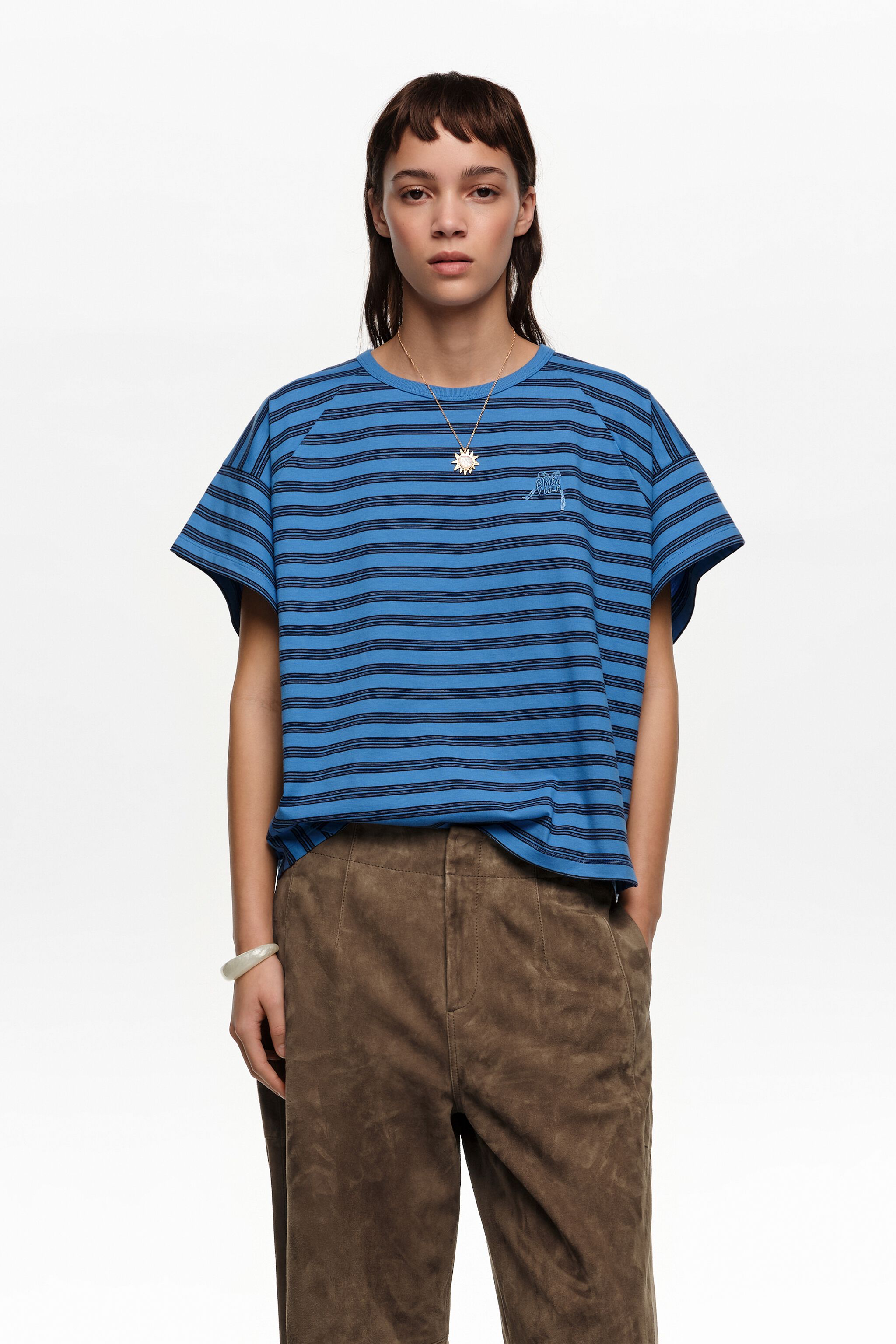 Camiseta corta con rayas azules y logotipo bordado