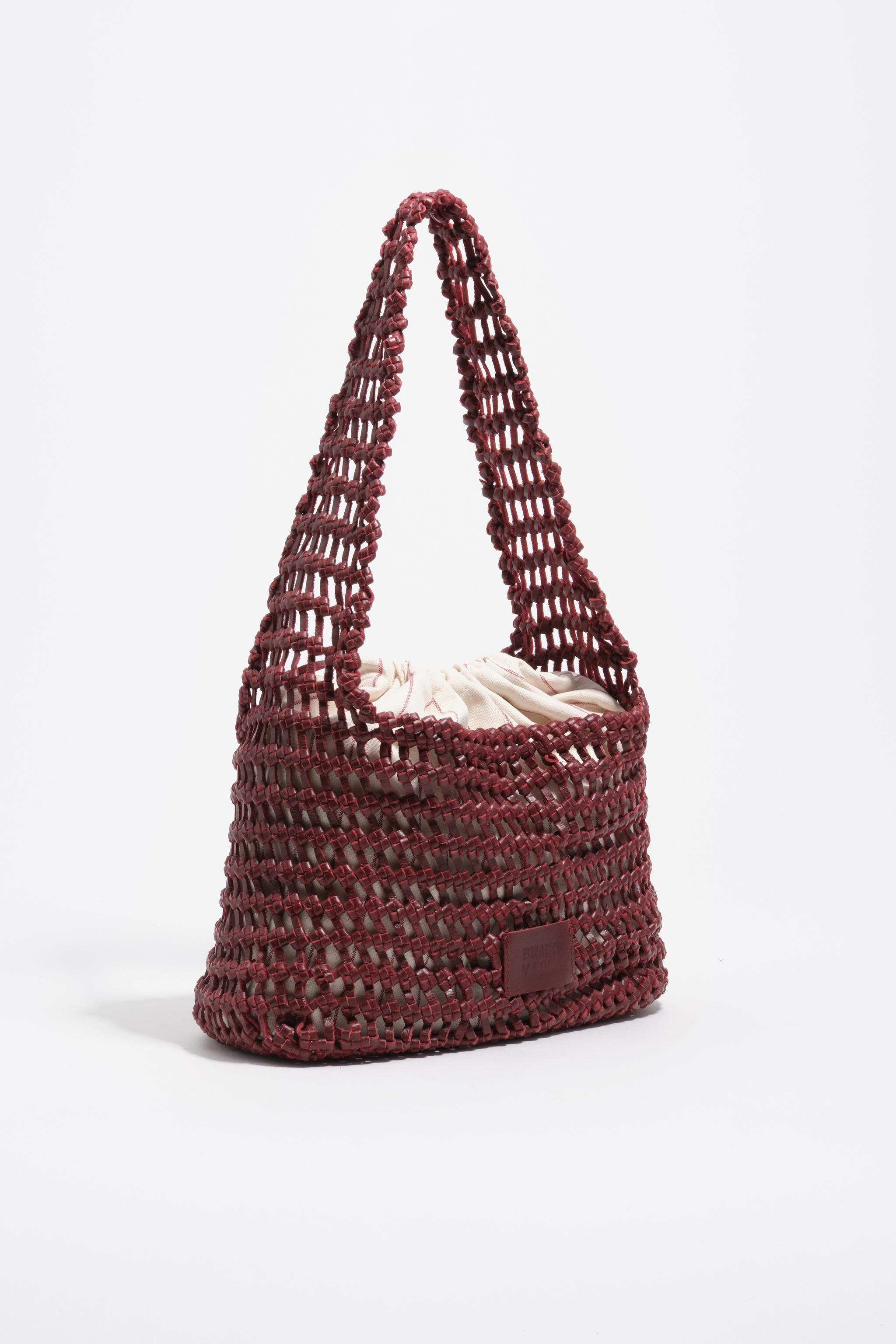 Bolso mediano de cuero con trenzado en cereza oscuro
