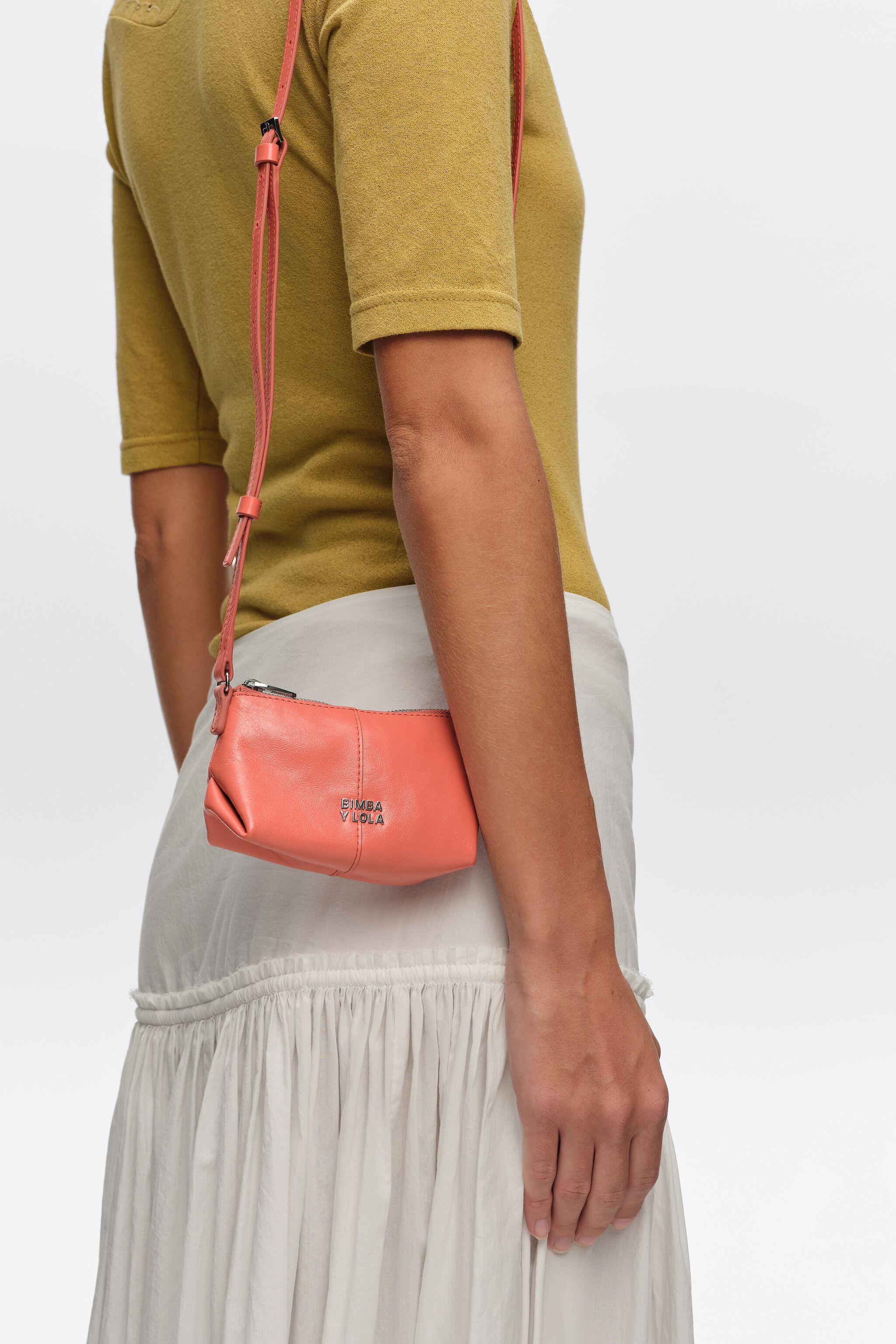 Bolso cruzado de microcuero coral