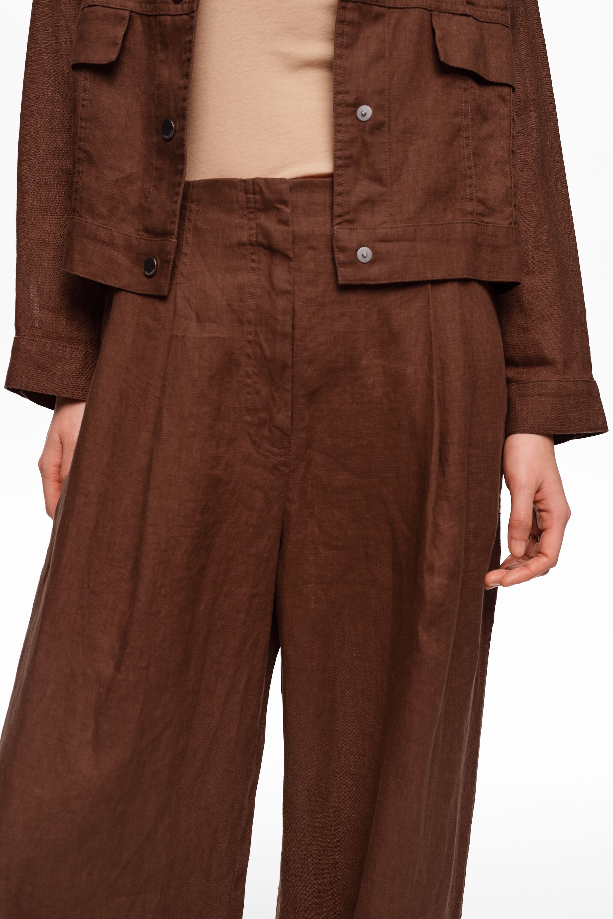 Pantalones rectos de lino marrón lavado con dobladillos