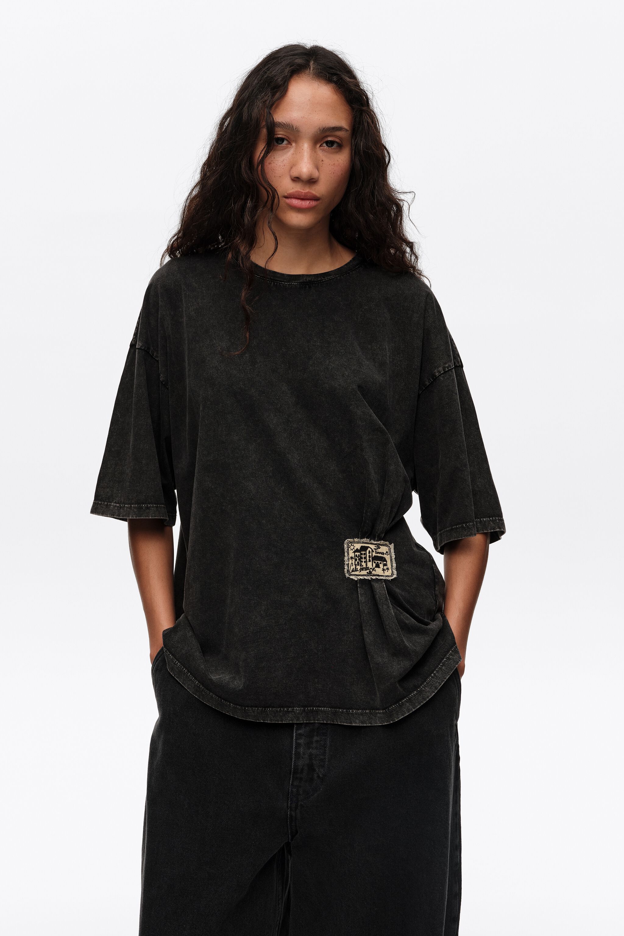 Camiseta de tirantes con pliegues en negro desvanecido con etiqueta personalizada