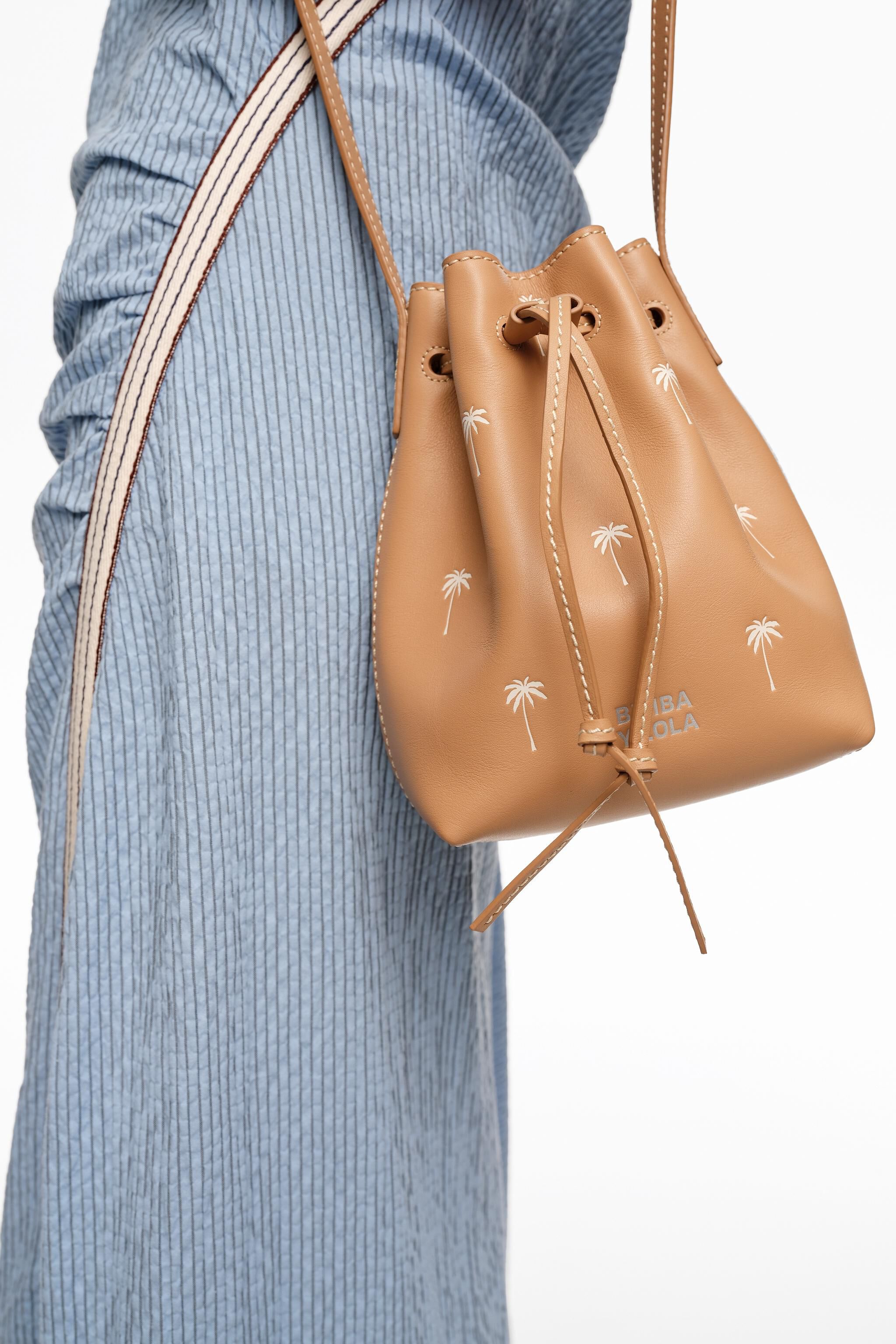 Bolso bandolera pequeño de cuero con avellana