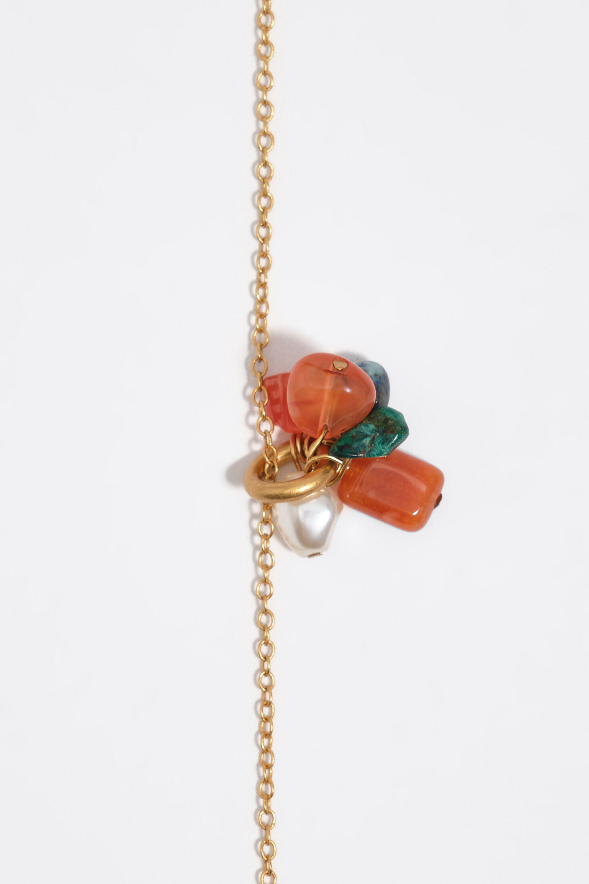 Collar con un grupo de piedras multicolores y perla dorada