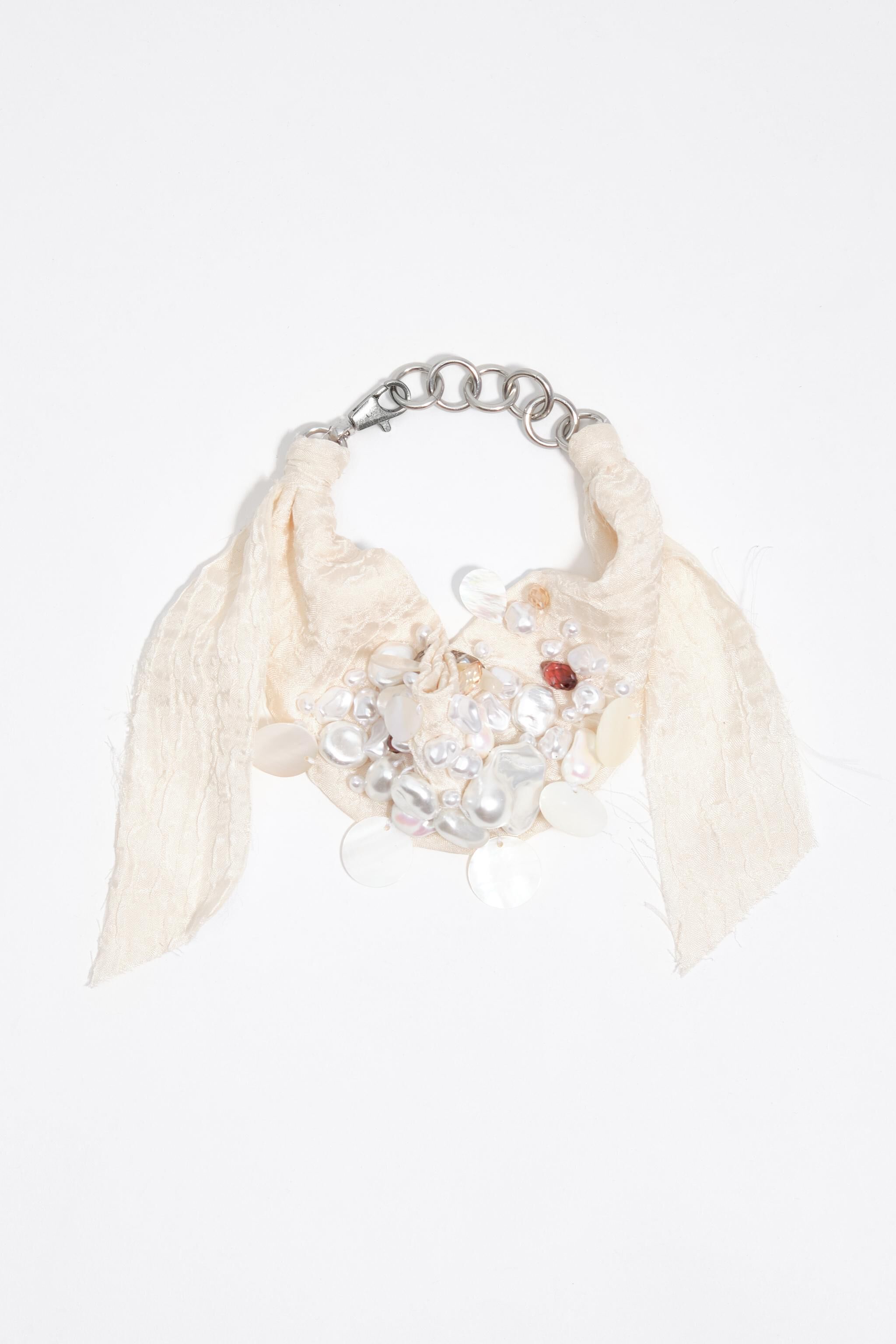 Collar de cuello tejido marfil con perlas