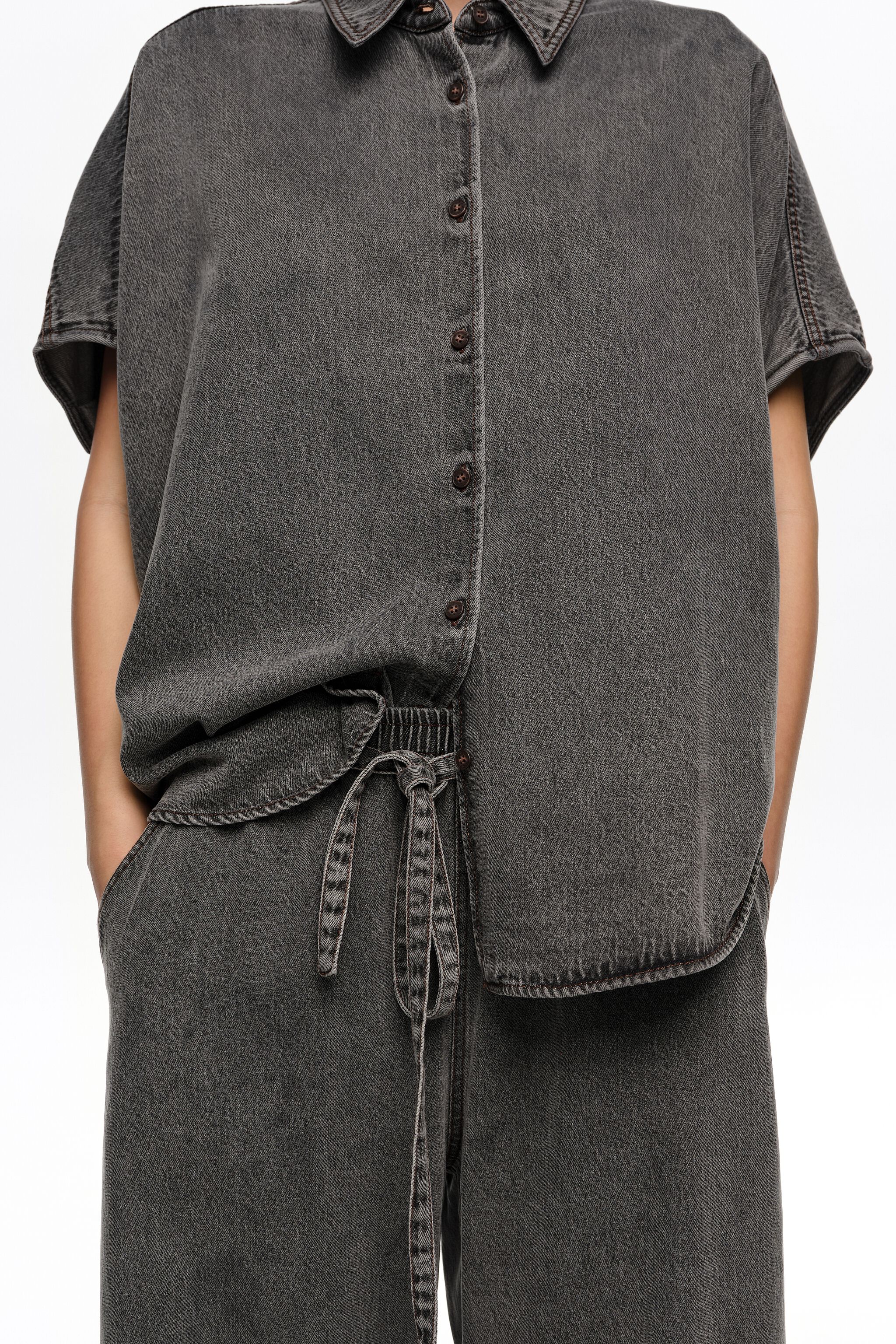 Pantalones jogger fluidos negros lavados