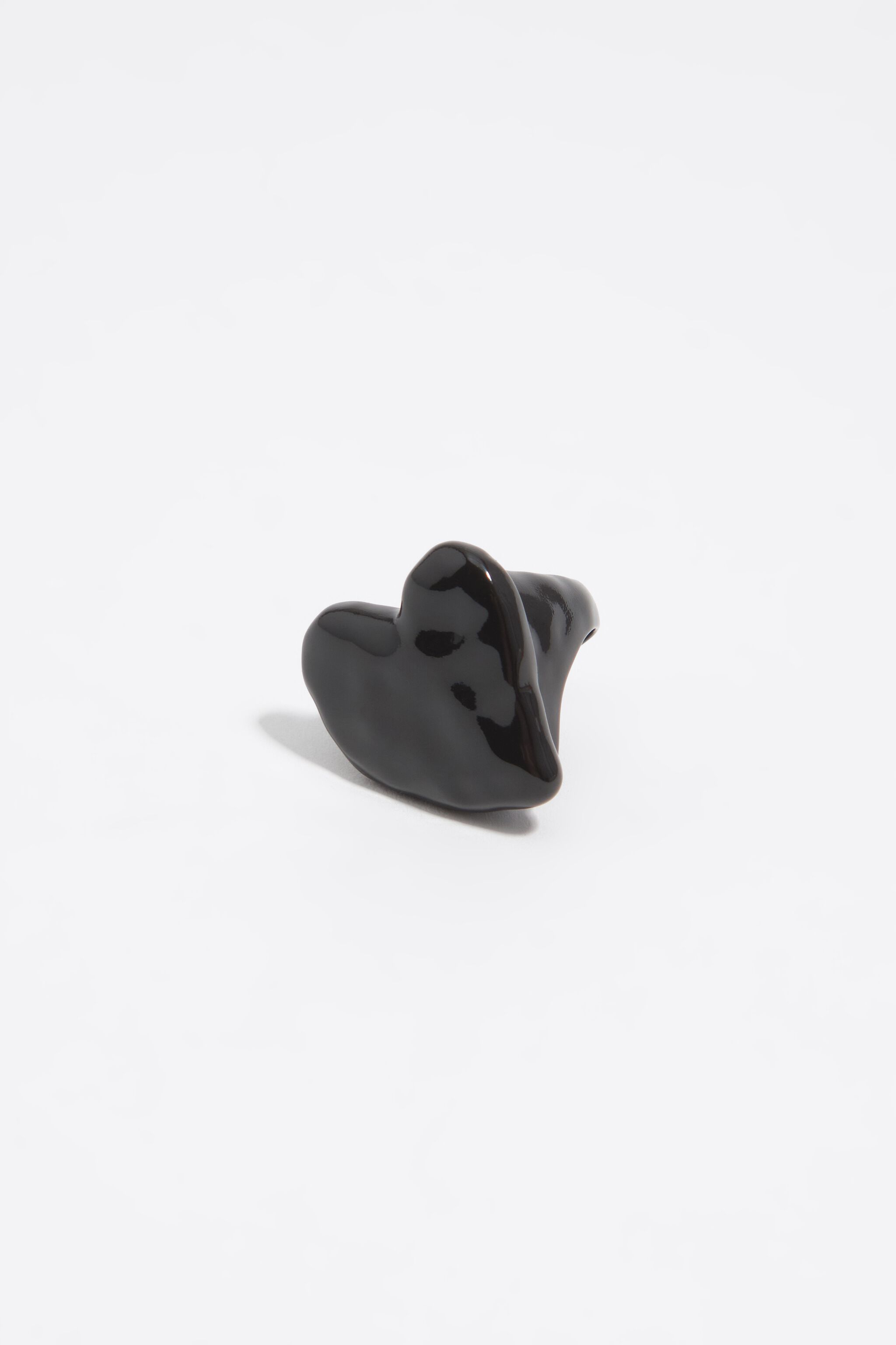 Anillo de corazón texturizado lacado negro