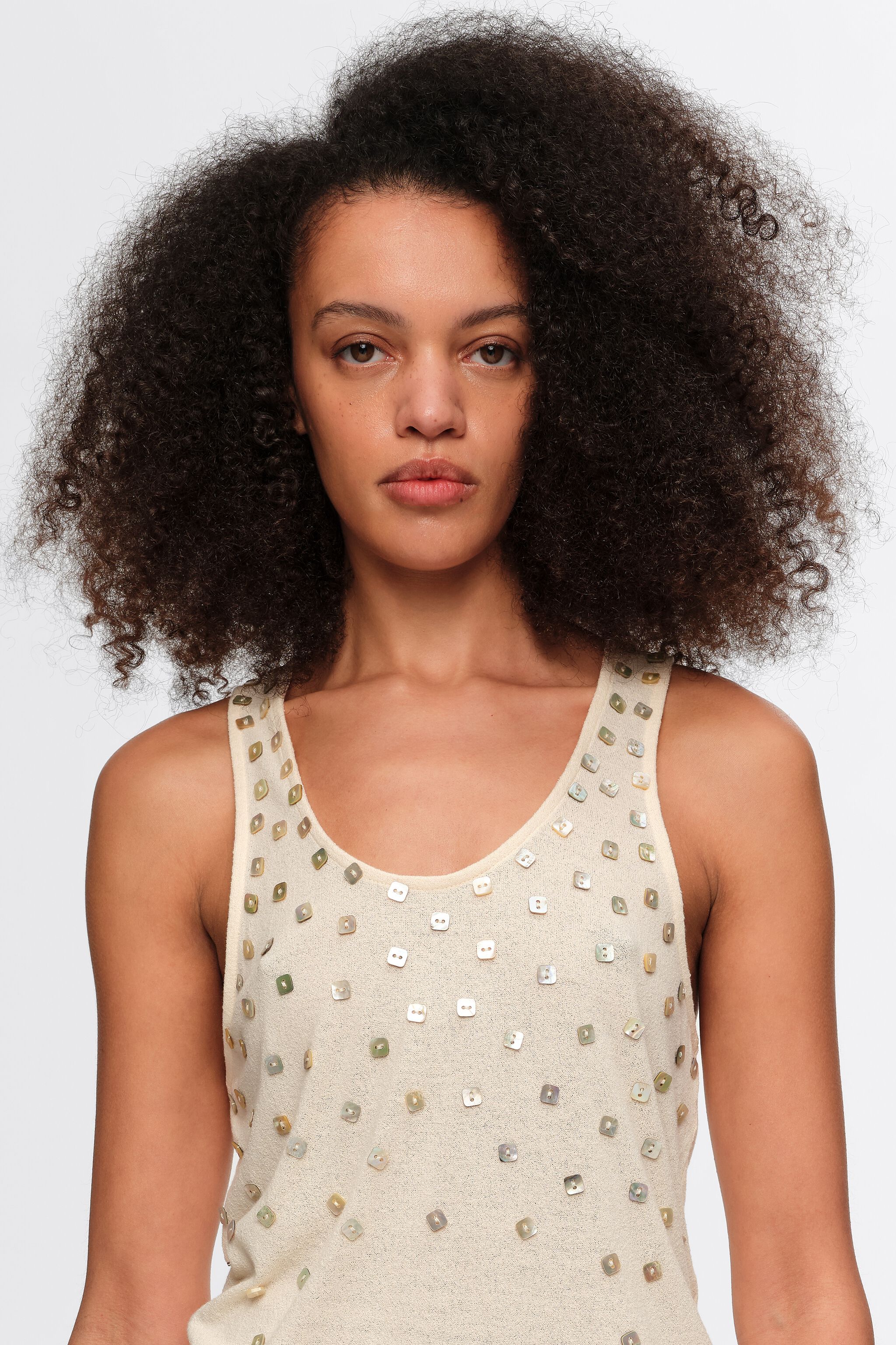 Top beige con piezas de madreperla