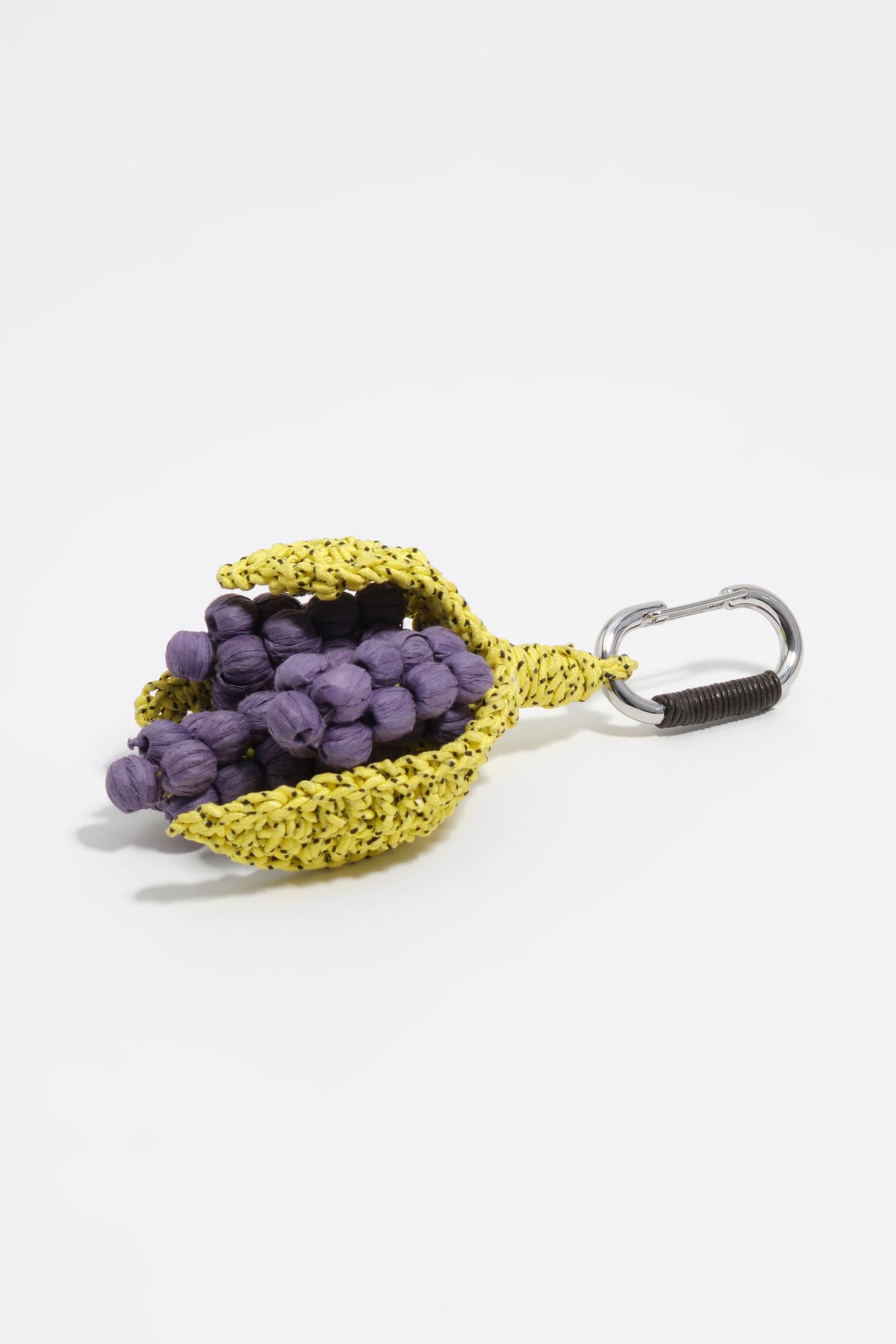 Llavero con efecto rafia y cuerda de uvas