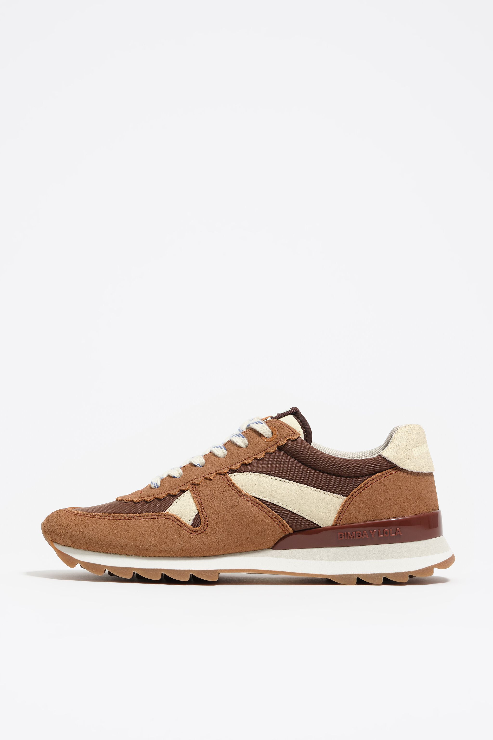 Zapatilla técnica de ante marrón y nailon 13 19