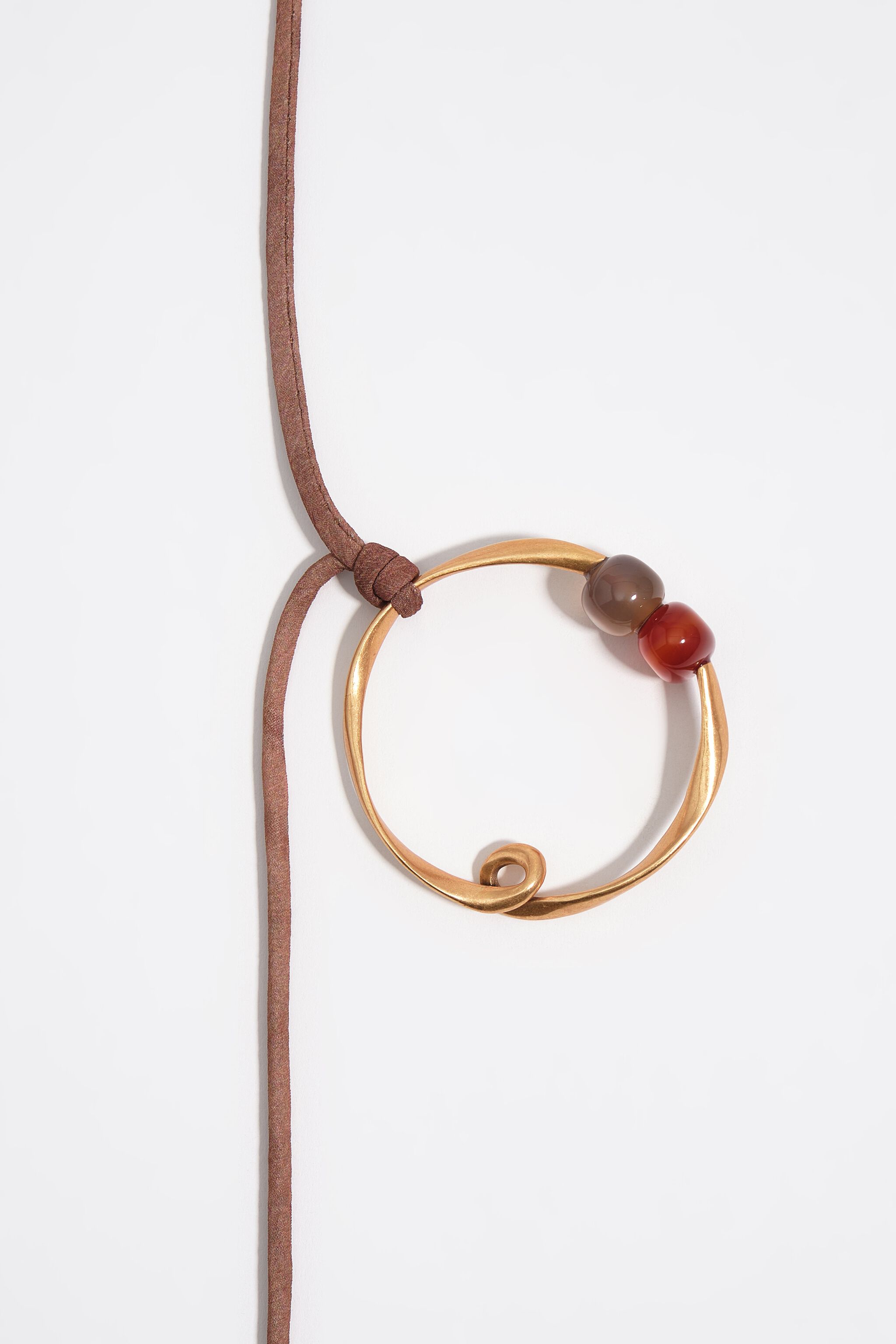 Collar con piedras de oro mate irregulares